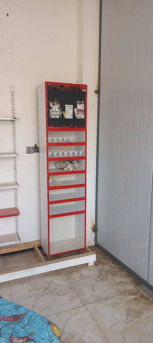 ميز وكرسي دوار +عارضة جكاير هية وكرستالاتهة كلهن ب٢٢٥ عنوان ديوانية الإسكان مقابل المعهد للإستفسار اتصل ***********///*********** ابو جعفر
