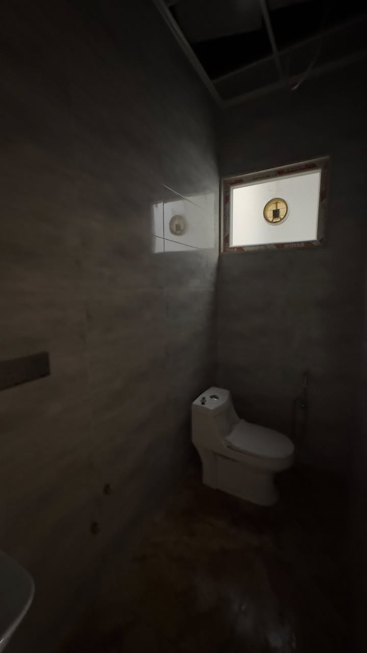 السلام عليكم 

شقة للايجار في حي السماح ال ٩٠ قرب مول التسعين بالجهة المقابلة

شقة طابق ثاني ركن على الشارع العام تحتوي على غرفتين وهول ومطبخ ،مجهزة بكاونترات

الشقة تصلح تجاري او سكني
بدل الايجار ٣٠٠ الف قفل

مكتب صفوان السنجاري 
***********
***********
