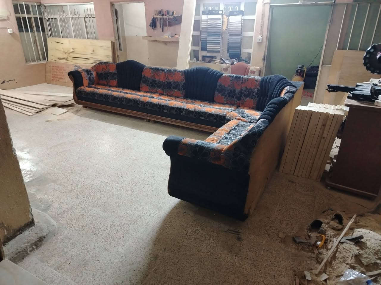 ديوان مستعمل الخشب عراقي ثقيل ٧ امتار ٤ قطع السعر ١٥٠ وبينو مجال *********** واتساب
