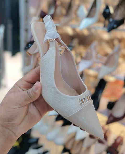 حذا كعب بسمار ماستر كوالتي ارتفاع 7سم
قياسات من من36ال 41
يوجد توصيل
واتساب ***********
عنوان المحل ديالى المقدادية حي المعلمين شارع المخضر مجمع العزاوي مقابل أزياء ناز
