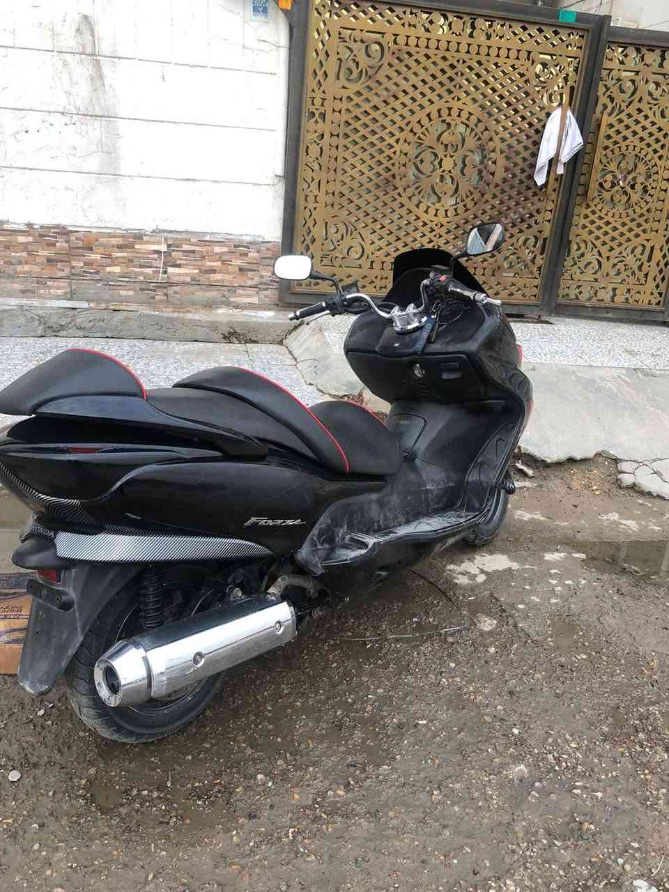 سلام عليكم فورزة 08 عمية بلاد نضيفة وعلية ادامة كلجات وفيت بم كهربائيات كلهم شغالة اديرلها كلة محسن والدهن موتل مداريها للدراجة الله شاهد الدراجة نضيفة بلادية  سعرها 900وبيها مجال
رقمي ***********
