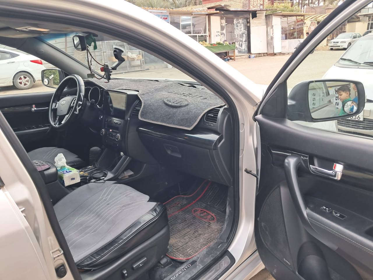 السلام عليكم للبيع كيا سورنتو موديل 2013فول مواصفات وارد امريكي مكينه 6سلندر رقم بغداد جديد سنويه جديده بأسمي تخم تاير جديد بيها صبغ بنيد صور الحادث مرفقه بلمنشور مكان السياره بغداد شهداء البياع ***********0
