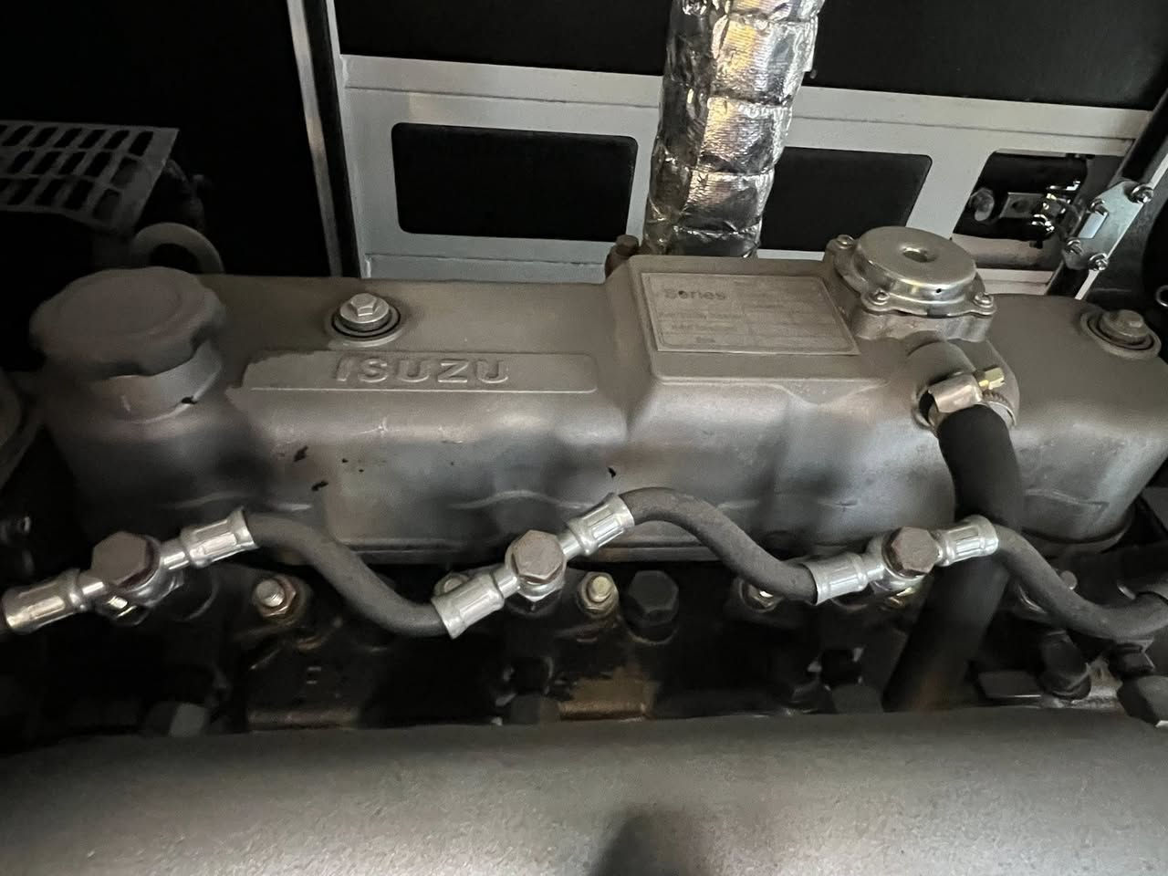 السلام عليكم.  
توفرت مولدات ايسوز (ازوزه ) الياباني الاصلي مو ريكاردو ولا يانغ دونك 

محرك نوع ازوزه ياباني اصلي 27 كيفي 
توليد ستامفورد انكليزي نحاس ٪100
نظام تشغيل واطفاء ذاتي ats
كاتم سوبر سايلنت 
ضمان حقيقي سنه او الف ساعه عمل 
توصيل داخل بغداد مجاني 

كل هذا وبسعر بس 6 مليون ونص 

العنوان الكراده شارع 62
مقابل مطعم توست او بيت حلب 
***********

متوفر ايضاً احجام 35 كيفي و60 كيفي 

متوفر توصيل لكل المحافظات
