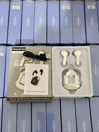 سماعات ايربود تشتغل لمس وتجي شحن وياها كيبل تيبسي وتجي السماعه واتر بر...