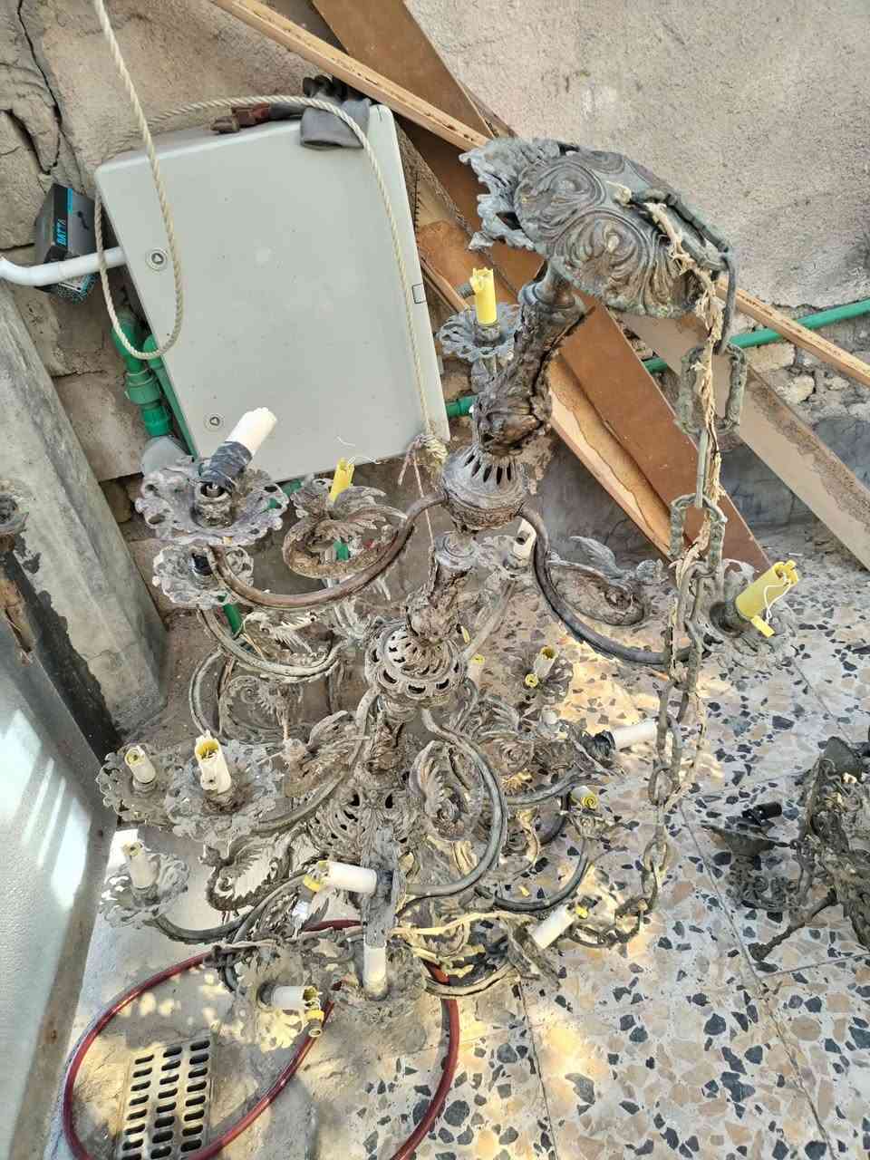 السلام عليكم
عندي ثريات نحاس قديمات كلش و اوزان ثقيله
مكاني البصره 
هاتف  ***********

