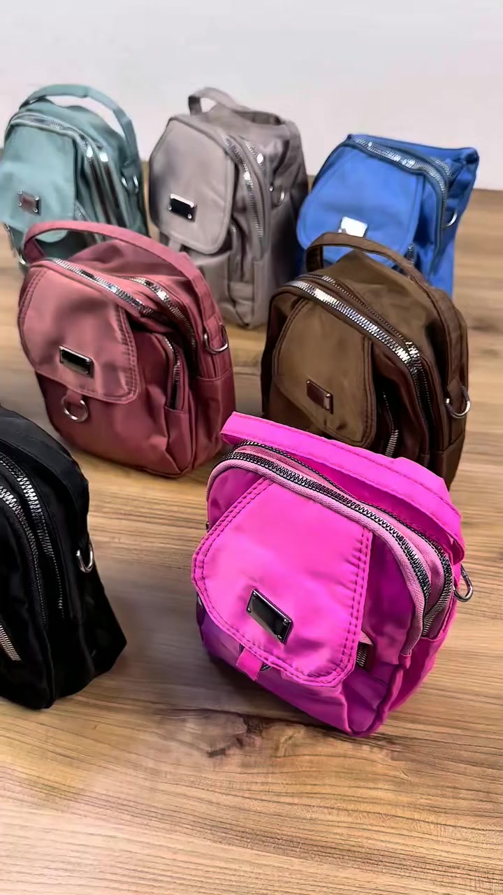 جنطة نسائية كاجوال متعددة الجيوب – مقاومة للماء

الاستخدامات

مناسبة للاستخدام اليومي: دوام، جامعة، عمل، وتسوق.

مثالية للرحلات القصيرة وحمل الضروريات الشخصية بشكل منظم.

تناسب البنات والشابات بفضل حجمها العملي وألوانها المتعددة.

ممتازة للاستخدام عند المشي أو السفر بفضل حجمها الخفيف وسعة جيوبها.

المميزات

خامة نايلون خفيفة ومقاومة للماء تحافظ على المحتويات من الغبار والرطوبة.

عدة جيوب عملية:

- جيب أمامي بغطاء فليب.
- جيوب بسحاب مزدوج لتوزيع الأغراض بسهولة.
- جيب داخلي صغير داخل السحاب الكبير لحفظ الأشياء الصغيرة مثل الفلوس أو المفاتيح.

سحابات معدنية قوية بجودة عالية وسهلة الحركة.

حلقات معدنية (D-Rings) لإضافة إكسسوارات أو تعليق الحقيبة بطريقة مختلفة.

حزام جانبي قابل للتعديل بطول يتراوح بين 75 إلى 140 سم.

مقبض علوي للحمل اليدوي السريع.

متوفرة بعدة ألوان عصرية تناسب جميع الأذواق.

الأبعاد الدقيقة

قياس الحقيبة: الطول: 16 سم  العرض: 12 سم  الارتفاع: 22 سم

قياس الكيس (الغلاف): الطول: 19 سم  العرض: 24 سم  الارتفاع: 3 سم

طول الحزام:

أكبر طول: 140 سم

أصغر طول: 75 سم

محتويات الصندوق

جنطة نسائية.

حزام كتف قابل للتعديل والفصل.

الملاحظات

قد تختلف درجة اللون قليلاً بسبب الإضاءة والتصوير.

يفضل عدم تحميل وزن ثقيل جداً للحفاظ على عمر السحابات.

يمكن تنظيفها بسهولة بواسطة مسحة قماش مبللة.

مناسبة لجميع الأعمار بفضل حجمها العملي والألوان الكثيرة.


**إذا كنت صاحب هذا الإعلان وتريد حذفه لأي سبب، رجاءا أرسل رسالة إلى الدعم الفني**