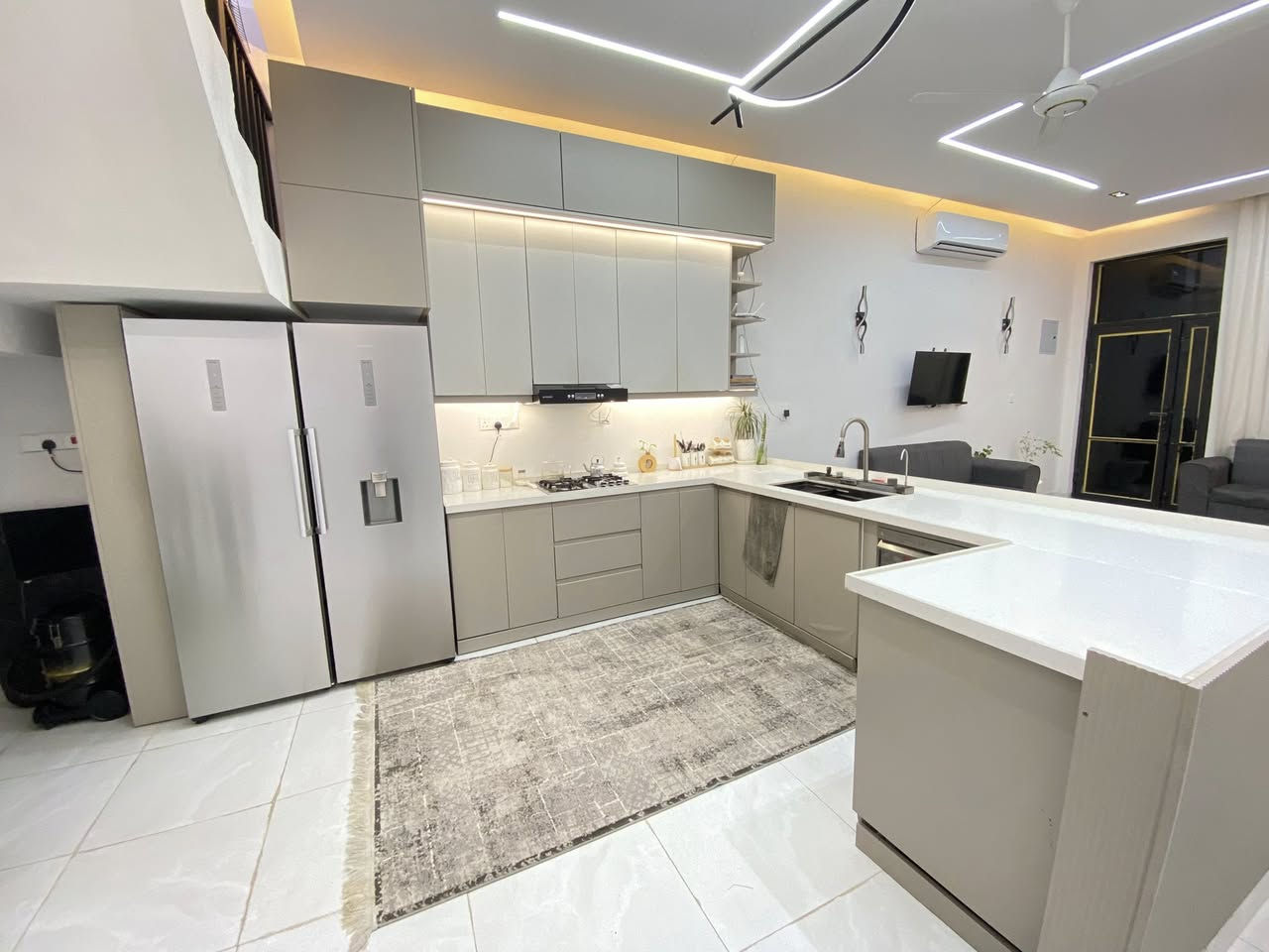 السلام عليكم
للبيع او مراوس بقطعة 100م مع الفرق في حي الحر فقط
#السعر_260_مليون
#مع_مطبخ_تركي_حديث
حي الحر خلف مجمع ليمونه 2 
فرع اسواق وتين ثالث فرع ع اليمنه بداية الفرع
المساحه 100م (5*20)
خريطه مودرن حديثه
بناء درجه اولى عوازل حراره ورطوبه
سقوف جبسن بورد
كهربائيات كلهن ضمان 
مواد الصحيات كله درجة اولى 
بناء كله مسلح طابقين وبيتونه
ارضيه بورسلين ثقيل
3 مجمعات صحيه
2 غرفه نوم كبيره 4*5
الاستقبال 7*5 طابق ثاني درج من الحديقه 
وتصعد مع صحباتها معزوله وهم اكو درج داخلي 
صاله اوبن ع مطبخ 11 م والعرض 5 على عرض المساحه
درج داخلي وخارجي 
#السعر_260_مليون
#مطلوب_قرض_على_مصرف_الرافدين
#سعر_القرض_60_مليون_مع_الفوائد
تريده يتحول عليك او تحب تاخذه صافي
هاتف
***********
