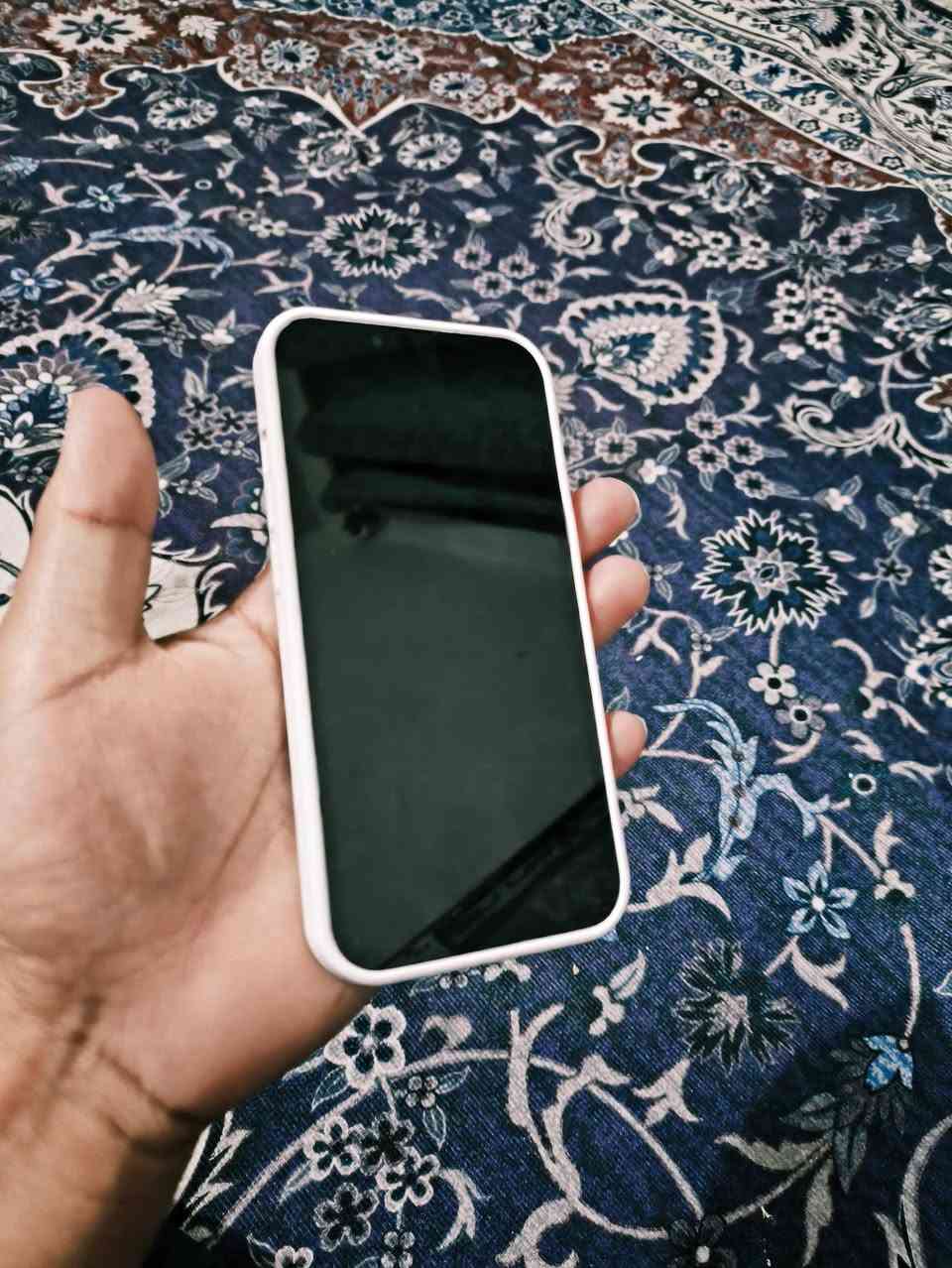 سلام عليكم شباب عندي ١٣ عادي ذاكرة ١٢٨ بطارية 90  اني جناي بوكو ماتعودت عليه مبدل شاشه اصليه فقط  الجهاز نظيف بكل معنه الكلمه سعره 360 عنوان بغداد حي اور  رقم ***********
