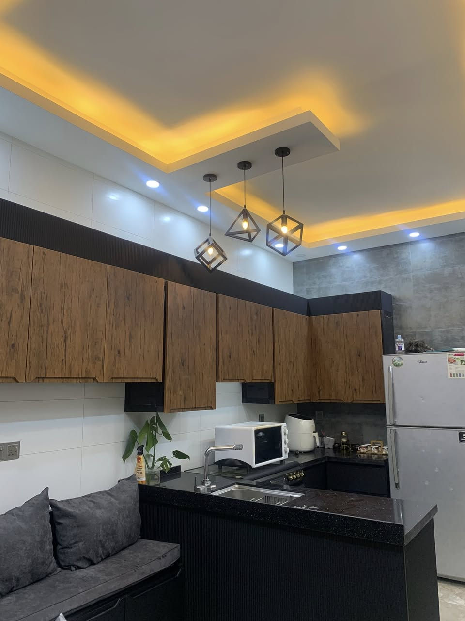 ⭕️⭕️⭕️السلام عليكم
بيت للبيع  
منطقة حي الجهاد شارع الشارقة
مساحة ١٥٠ متر 
مكون من ثلاث طوابق والطابق الرابع مخزن 
كل طابق يحتوي على غرفة نوم سويت +صالة +استقبال +مطبخ +حمام 
وحديقة خارجية تشجير تابع للدار 
للتواصل 🛑

🛑0781 324 4677
 السعر 550 مليون 🛑
التواصل واتساب 🛑
