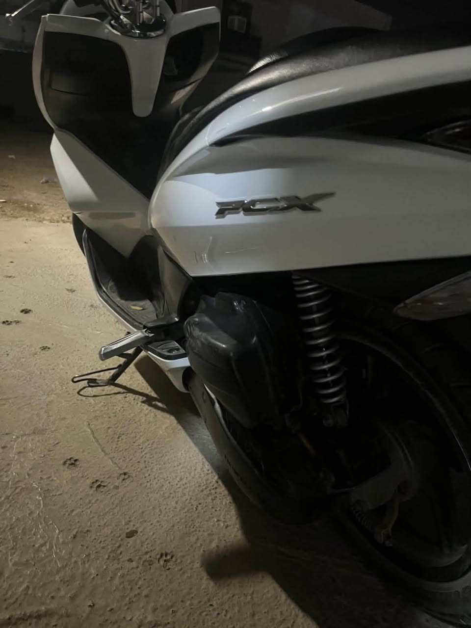 السلام عليكم دراجة PCX دراجة نضيفة مبدل بيها بس كفر اصلي السعرمليون و٢٠٠ وبيها مجال مكاني بغداد الشعله رقم الهاتف ***********
