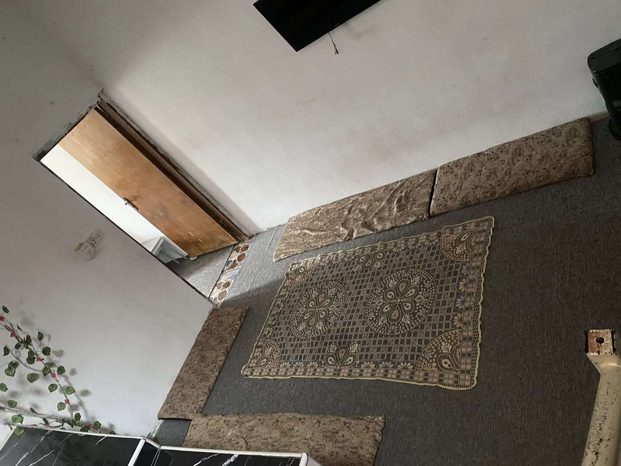 بيت للبيع طابقين مساحه ١٢٠ م تقاطع القدس دور زراعة ثالثه غرفتين نوم مثل ما موضح بل صور للاستفسار رقم صاحب البيت ***********
