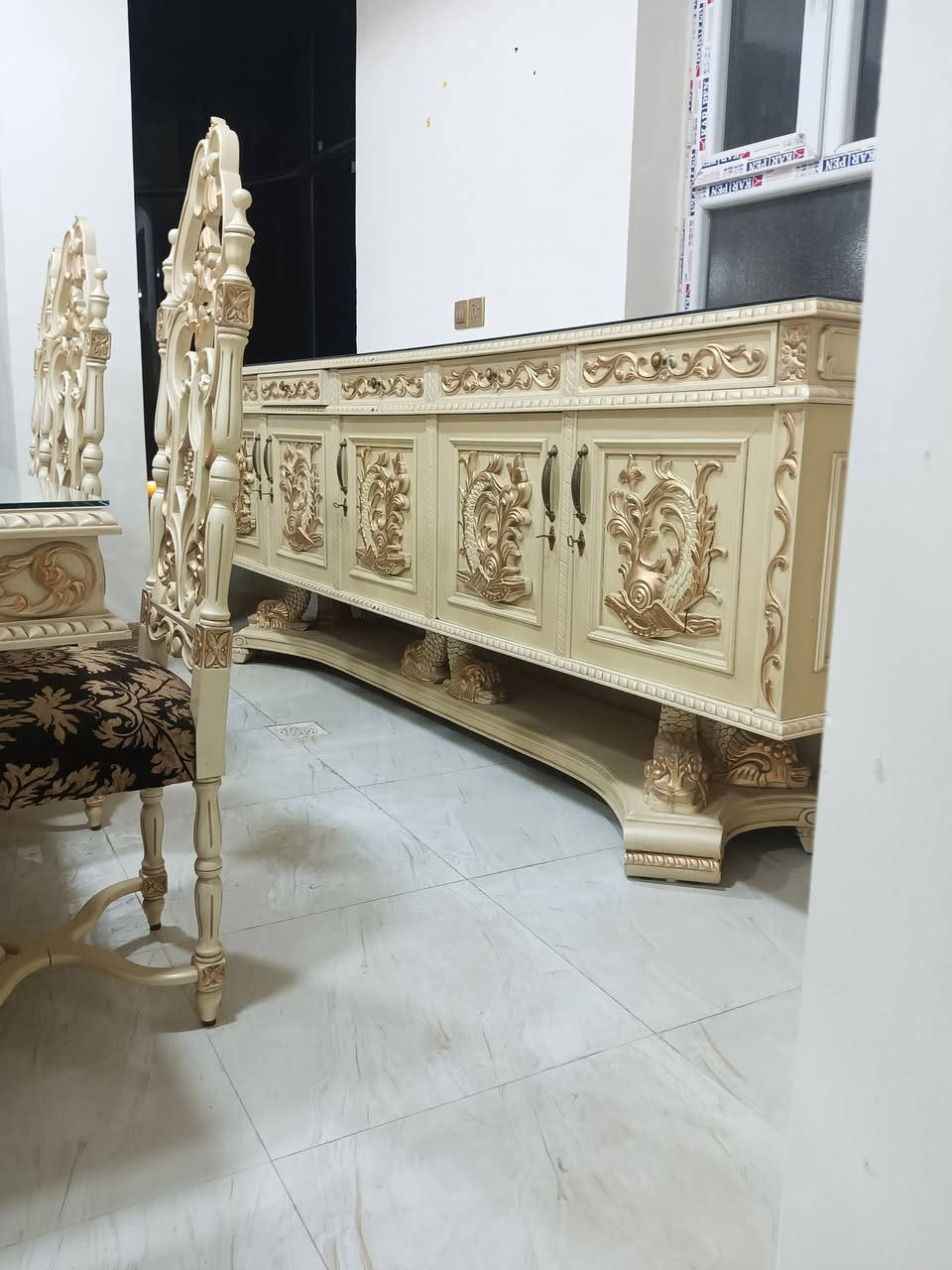 يعلن معرض لبنان للاثاث عن تخفيضات هائلة لغرض التصفية..
تخفيضات للاسعار تصل إلى 50٪.
غرف طعام
تخم كلاسيك ومودرن
غرف نوم
وخصم خاص للعرسان 💏
غرفة طعام  10مقاعد
من اجود انواع الخشب والأقمشة والاسفنج
عمل وحفر يدوي بكادر حرفيين لبنانيين 
 
السعر القديم ❌❎     6000$❎❌ 
السعر الجديد ✅        4000000✅ اربعة مليون دينار عراقي 
سارعوا بالحجز الكمية محدودة للاستفسار الاتّصال على الرقم 
*********** 
‭***********
