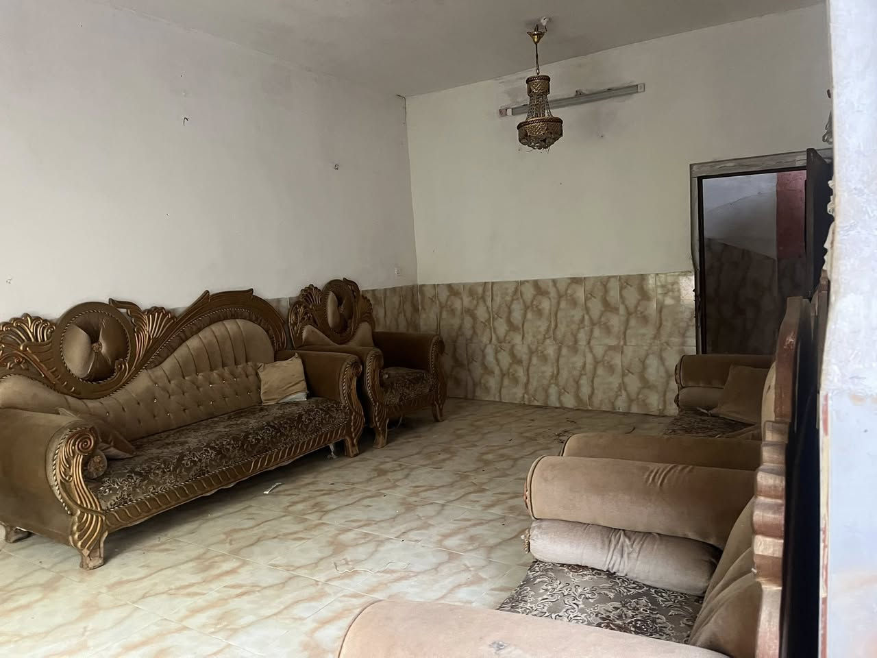 للبيع مشتمل حجة 

المساحة ١٢٥ متر

الموقع - قرب باسم دوبه - الفرع المؤدي الى منطقة باب السور 
 

يحتوي على

٢ غرف نوم  
صاله 
اسقبال 
حديقة 
سيراميك جداري وارضي السقف شيلمان ومسلح 
للاستفسار اتصل 
*********** - ***********
