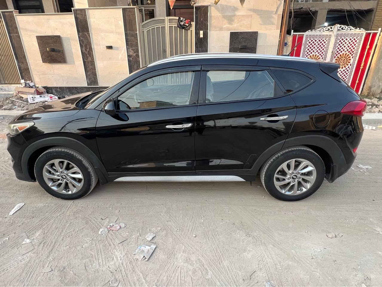 توكسان موديل ٢٠١٧ وارد امريكي حادثها سرقة باب وجاملغ وجايات ويه السياره يعني بلاديات السياره ليبل واحد كلها / قطعه واحدة صبغ البنيد اثر ماده البطش / ماشية 103mi
المواصفات:
فور ويل مكينه:- 2000GDI
كشن سائق كهرباء 
شاشة صغيره + كامرا دواره 
فول تحكم استيرن 
مود درايف ( انظمة قيادة )
مانع انزلاق 
سايد بريك رجل 
وباقي المواصفات المعروفة 
سياره حداديه جديده 
تايرات جديده قبل اسبوع شادهن 
وتبريد فول 
السعررررررررر:- 150  وبيها مجال 
للاتصال :- ***********
*********** بغداد, العراق
