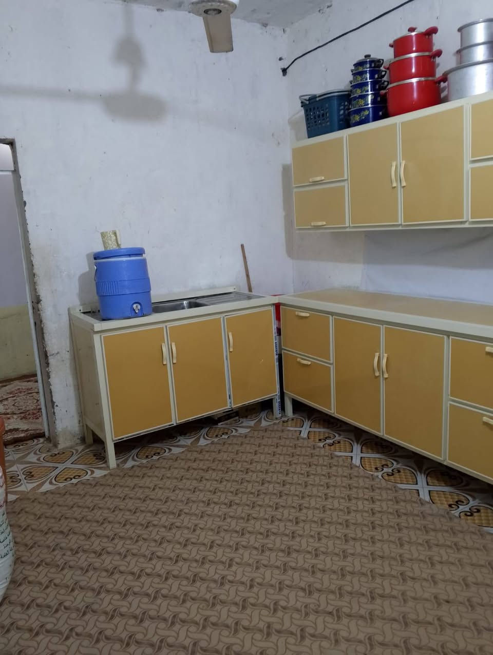 #منزل للبيع
شارع ابو الماش ..منطقة گصيبه 
المساحه 300 متر يحتوي على 2 غرف  صاله ديوانيه مطبخ 
#كافة الخدمات موجوده ماء أساله كهرباء يبعد عن الشارع 75 متر التواصل خاص أو اتصال # ***********
