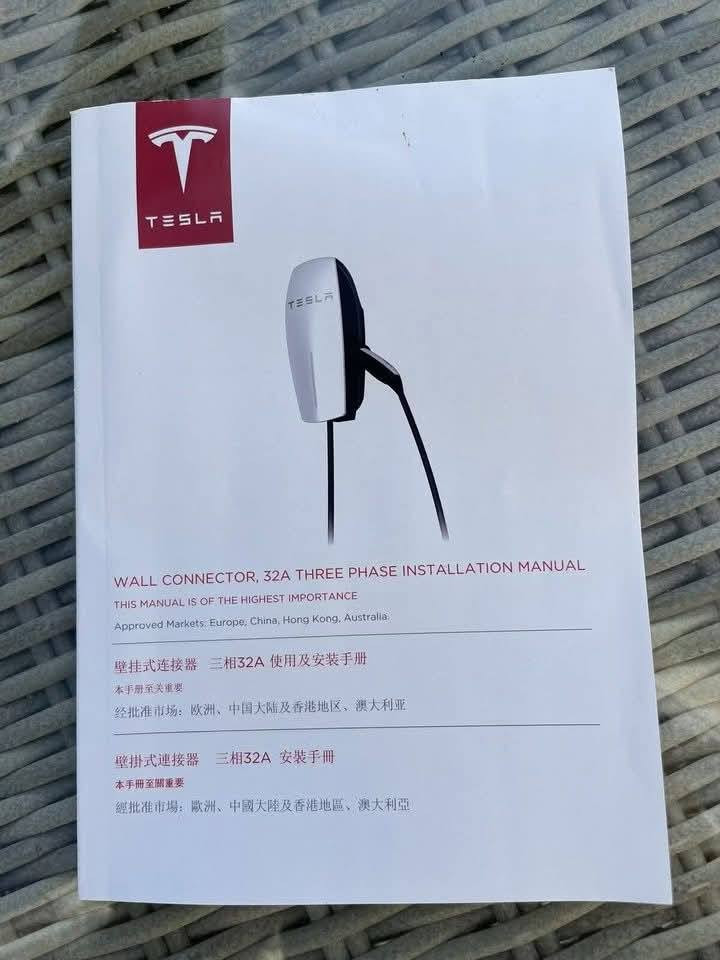 شاحن Tesla Wall Connector (إصدار التوقيع المحدود) ⚡️
متاح للبيع شاحن تسلا الجداري الأصلي Signature Edition باللون الأسود المطفأ الفاخر، ويحمل توقيع "إيلون ماسك". هذا الإصدار "قطعة جامعيين" نادرة ولم يكن متاحاً للشراء المباشر.
المواصفات الفنية:
الموديل: Gen 2 Signature (يتميز بكابل أطول وأكثر تحملاً من الأجيال الأحدث).
القدرة: يدعم شحن فائق السرعة 22kW / 32A.
النوع: Three Phase (ثلاثي الأطوار) لضمان أقصى كفاءة.
المقبس: Type 2 (متوافق مع تسلا ومعظم السيارات الكهربائية الأوروبية والخليجية).
الحالة: جديد تماماً (Open Box) لم يُستخدم، بكامل ملحقاته والكرتونة.

الي يريدها يراسلني


**إذا كنت صاحب هذا الإعلان وتريد حذفه لأي سبب، رجاءا أرسل رسالة إلى الدعم الفني**