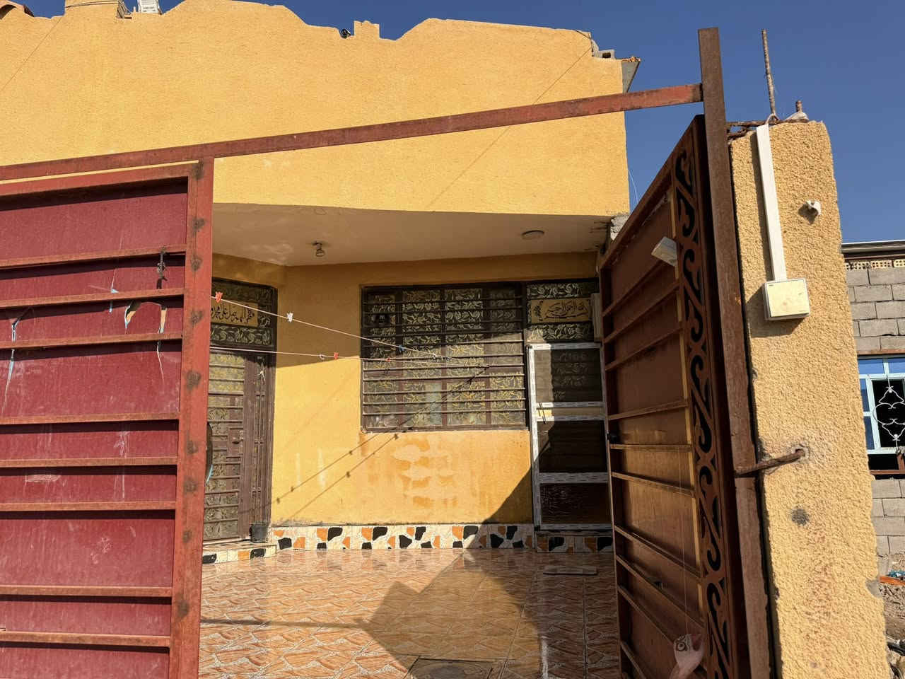 سلام عليكم (دار للبيع)
١٧٥متر طابقين/الطابق الأول طرمه جبيره استقبال ومطبخ وصاله +غرفتين نوم أرضيت البيت كلها سيراميك والسكف صب كونكريت كامل مكمل مابي نقص 
الطابق الثاني درج خارجي بطرمه وهم بي صاله ومطبخ +غرفتين بس سكف ساندوش 
البيت طابو زراعي 
العنوان 🏫الصويره بدايه تقاطع المطار يبعد عن الشارع العام 🛣️٥٠متر
خلف فرن صمون حجي عيسى الخفاجي مباشرة  
خلف اسواق حجي عامر 
للاستفسار اتصال 📱 ***********
📲*********** محمد
