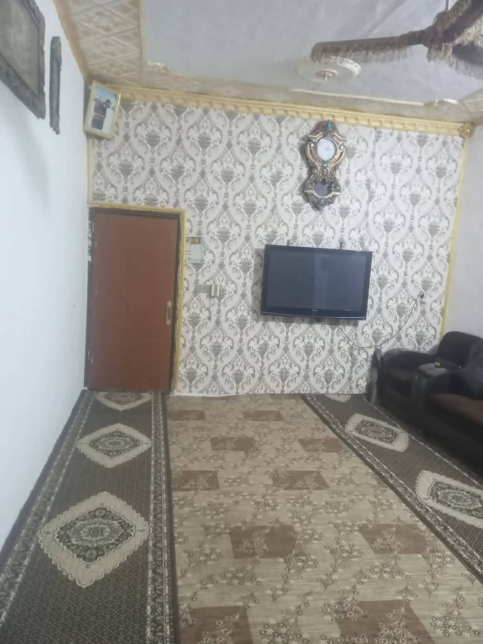 السلام عليكم دار للبيع مساحه 200م كامل الارضيه سيراميك يحتوي ع غرفتين و صاله و حمام واستقبال ومطبخ وكراج سياره ارتفاعه عن الشارع نص متر جاهز للسكن العنوان بلدروز حي الخلفاء فرع حسين مطلك القديم للااستفسار الاتصال والسعر مناسب جدا /***********
