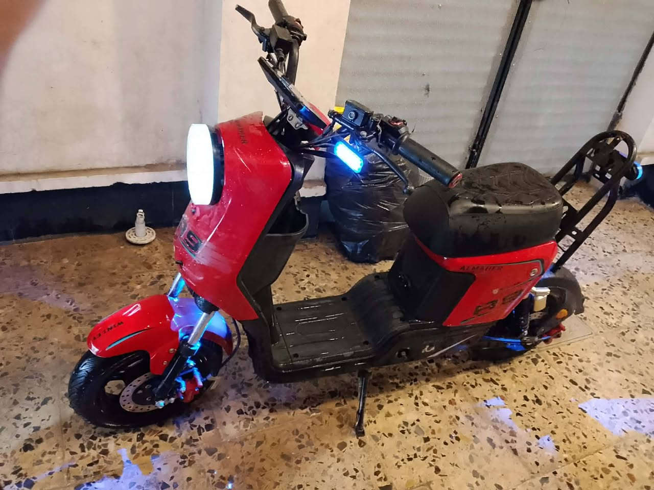 دراجه شحن R9 

سرعه 99 حقيقي 
اربع سرعات 
خمس بطاريات ليثيوم 
لايت عالي ناصيي 
جاملغ خلفي جديد 
جاملغ امامي جديد 
اشاير يمنه يسره شغال كهربائيات كلها شغاله بيها كفر امامي بس واكع يرادله شد دبلات غاز يتحملون وزن سعره 350الف قفل اخوان تشغيل دبل سويج شاحنه الدراجه جديده


**إذا كنت صاحب هذا الإعلان وتريد حذفه لأي سبب، رجاءا أرسل رسالة إلى الدعم الفني**