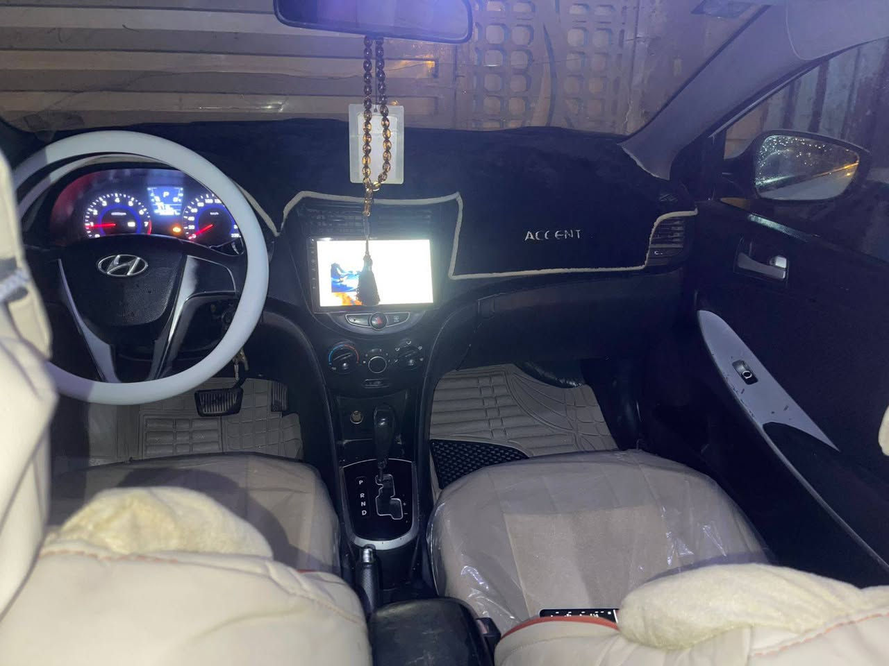 اكسنت 2012 رقم انكليزي واسط
محرك 1600 
تبريد تدفئ شغاله 
حساسات خلفيه 
شاشه 
تخم تأثيرات جديد 
جاملغ امامي مبدل بدون دواخل 
وبنيد 
بسمي السياره ثاني يوم 
مكاني نجف والسونر موجود 
مكلف بالنشر رقم صاحب السياره 
***********
