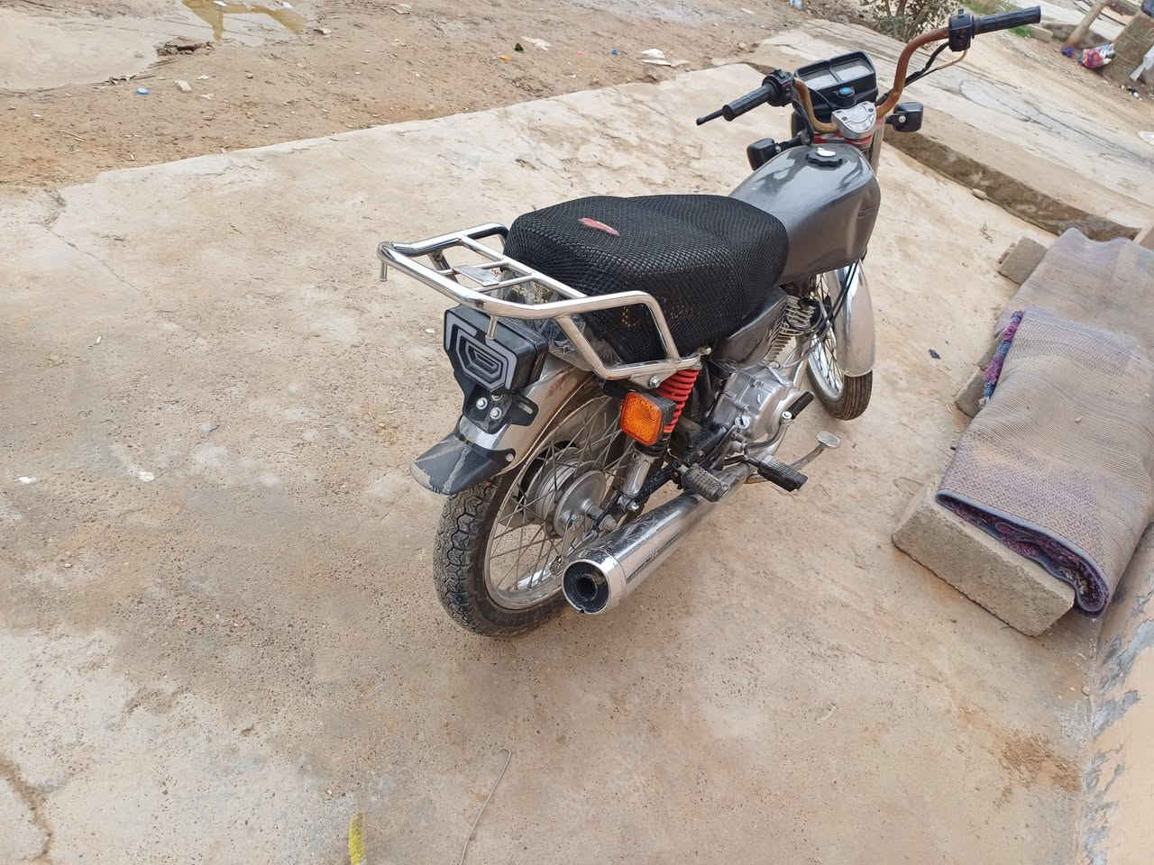 السلام عليكم دراجه انتنس ٤ كير للبيع كهربائيات كلها شغاله مبدللها ضفيره جديده اشاير ٤ جدد هندر جديد هوه والشفت كلجات جدد دراجه معمره جديد تريد ملاحضات بسيطه  السعر ٣٧٥ وبيها مجال ***********
