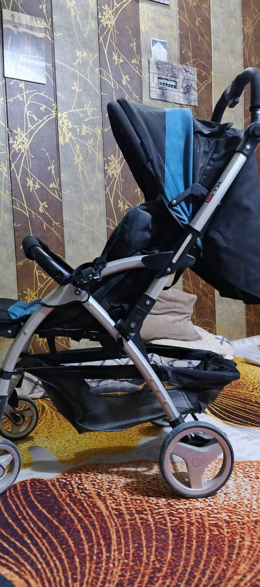 السلام عليكم عندي عربانة طفل الاصلية ماركة جونيورز الاصلية استعمال قليل وسيارة اطفال مكاني الشعب شارع الصحه لتواصل ***********
