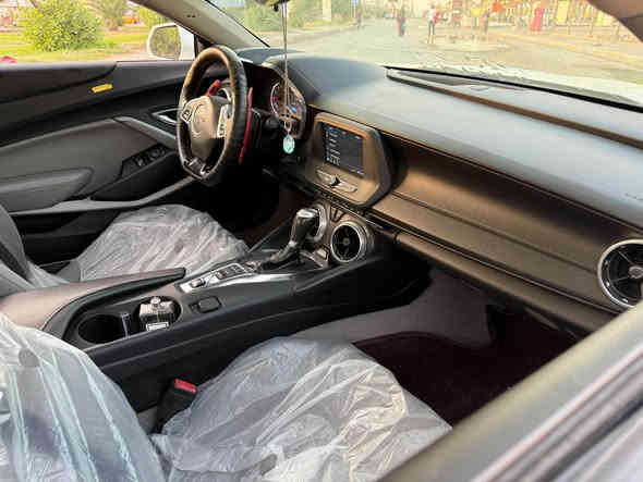 كمارو 2019 فول بيهة جاملغ يسرة ودعامية ماشية ٦٠الف السيارة جديدة جديدة بيهة رصعة بلجاملغ الخلفي ويمك رصعتين بلجاملغ الامامي ١٣٨ وماكو هيج سعر ومتوازي على بيعتهة *********** بغداد
