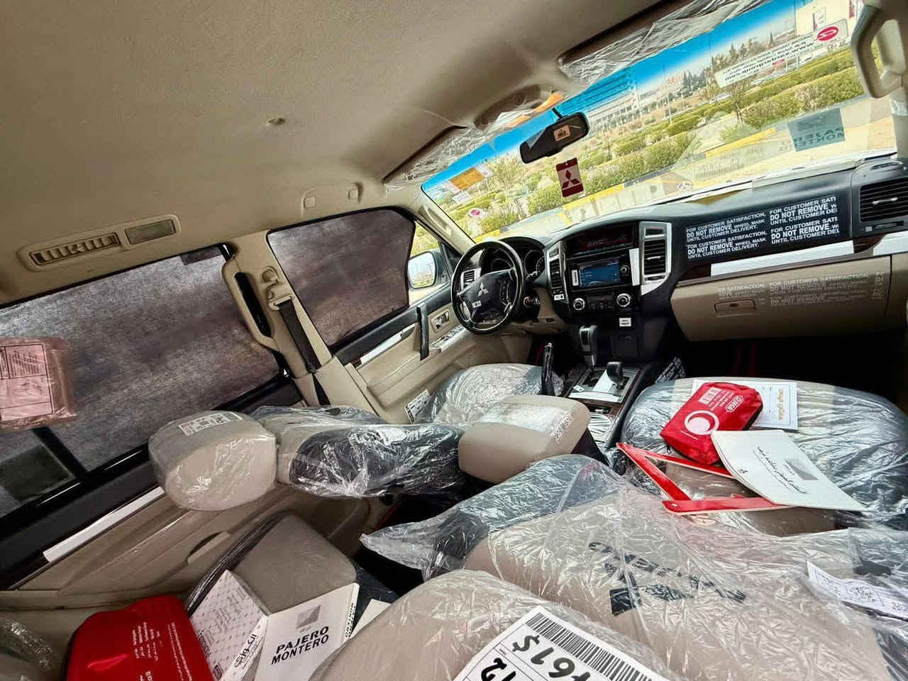 ميتسوبيشي باجيرو حبتور ياباني اصلي حجم مكينة 3500 V6 موديل 2017 المسافة المقطوعة 61 الف كم بشرط فحص سيرفز كامل بالشركة السيارة كفالة عامة بدون صبغ تعديل حوادث كفالة
جديدة كلش نظافة 100%
 قطعة نادرة
رقم سليمانية جديد هزه براد لوحات كلها جديدة
موقع السيارة السليمانية
سعر 192 ورقة و بيها مجال 
المواصفات
لد امامي
كلوب ضباب
حساس خلفي
كامرة
7 راكب
صاجات
دبل اكسل 4X4
تحكمات سترين
ثلاجة
نظام مانع انزلاق
لايت عدسة
شاشة
منفذ طاقة 220 واط
مريات كهربائية
مريات اتو قلابة
مريات ترحيب
تبريد منفصل
تبريد مركزي
شاشة نظام
دشبول ليزري
مراية عاكسة
ستم نيكل كامل بلادي ذهبي
لايت كهربائية
لايت زنون عالي ناصي
بلوجكتر LED
اغراض الشركة سبير ك


**إذا كنت صاحب هذا الإعلان وتريد حذفه لأي سبب، رجاءا أرسل رسالة إلى الدعم الفني**