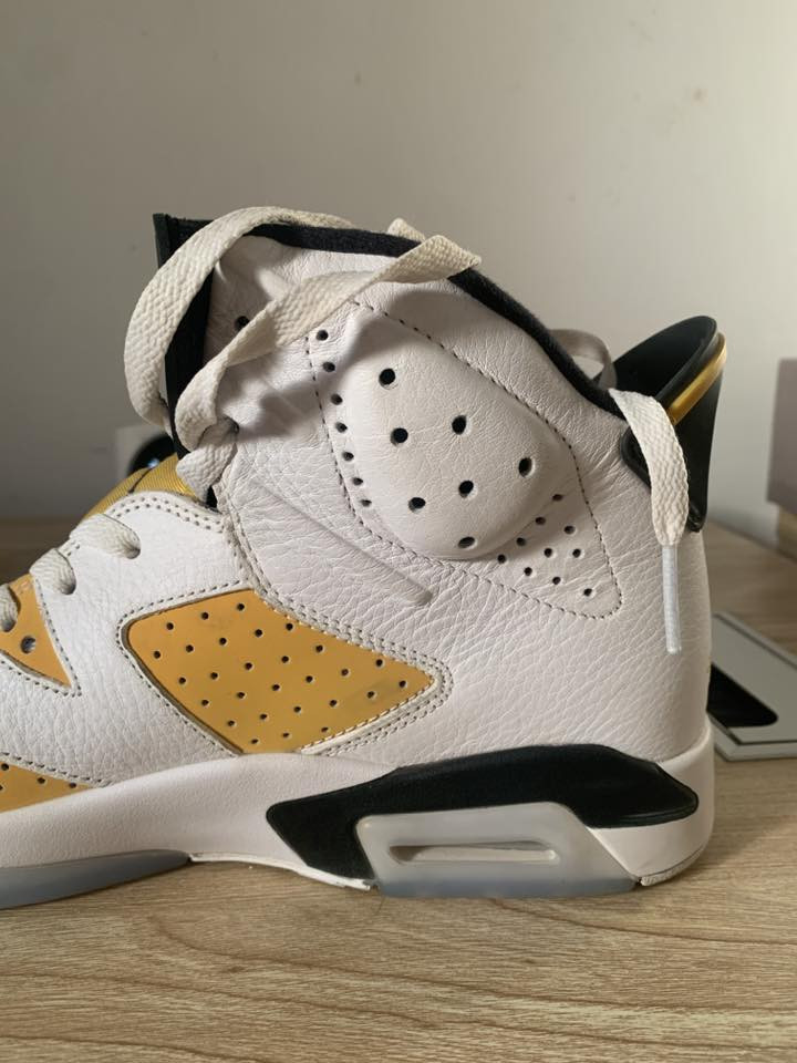 متوفر  Nike air Jordan 6 retro yellow
القياس 45 
السعر 60 
يتوفر توصيل داخل الناصرية فقط 
للتواصل متوفر واتساب *********** 
لايوجد ملحقات
