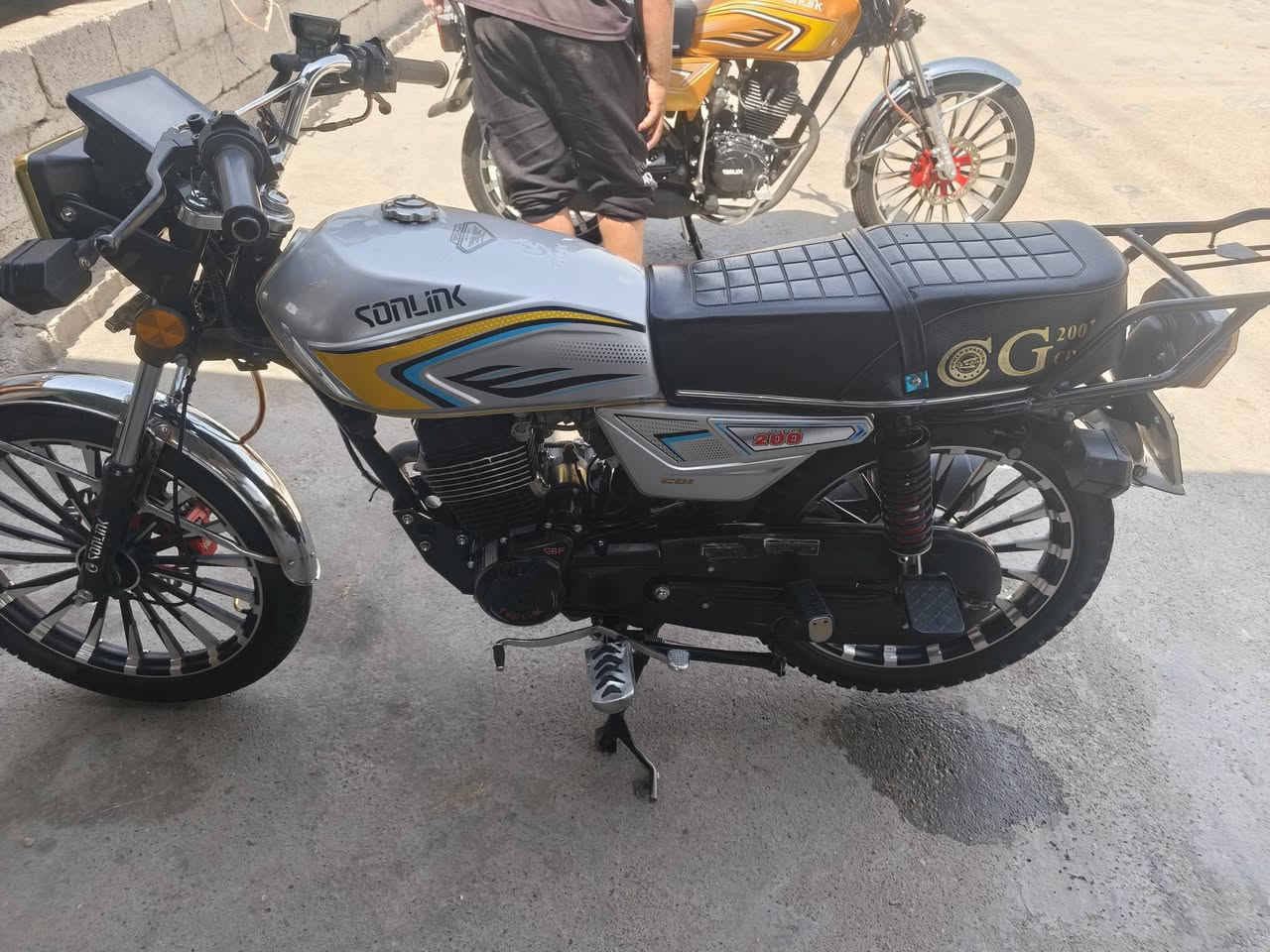 السلام عليكم دراجه سي بي اف مكاني بغداد الشارع سعر 850 وبيها مزاجي قليل مكان بغداد الشعله***********
