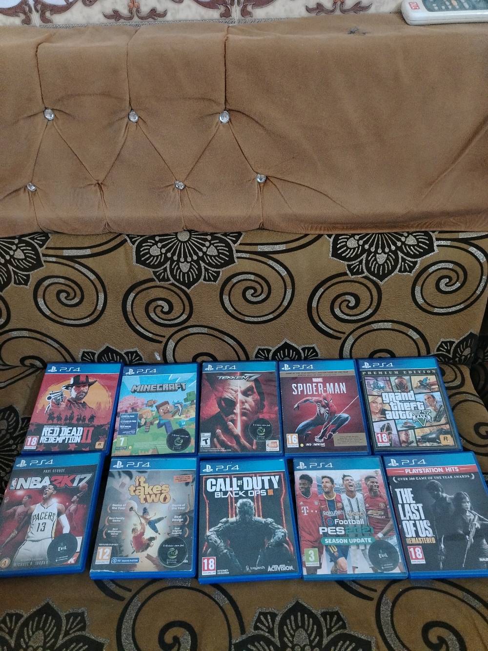 🎮 بلايستيشن 4 سليم للبيع (PS4 Slim) 🎮
✨ المواصفات:
جهاز: PS4 Slim
السعة: 1 تيرا
الحالة: نظيف جداً (استخدام أقل من 8 أشهر)
عدد الأيادي: 3 يدات تحكم
الكرتون الأصلي: موجود ✔️
الجهاز سليم وما بي مشاكل
🎮 الاقراص: 
Red Dead Redemption 2
Grand Theft Auto V (GTA V)
Marvel’s Spider-Man
It Takes Two
Minecraft
The Last of Us Remastered
📦 ملاحظة: الجهاز جاهز للعب  وميحتاج اي شي إضافي.
شنو سعة الجهاز بالضبط، وشنو موديله/إصدار السليم؟: 
بلي فور سلم
هل الهارد/التخزين أصلي وبي عيوب لو لا؟: 
اصلي وليس به عيوب
الجهاز والجواستك والألعاب كلهم شغالين زين وما بيهم أي مشكلة أو خدش مهم؟: 
نعم
وين مكانك بالضبط؟ وهل أكو توصيل داخل/خارج المحافظة؟: 
النجف الاشرف ولايوجد توصيل
تبيع كامل لو تقبل تفصل الجهاز عن الألعاب والجوستكات؟: 
كامل