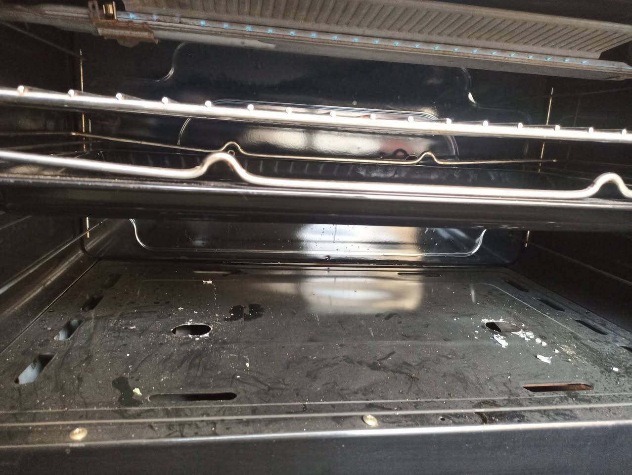 سلام عليكم ثلاجه بشرط مامصلحه. سعره/ 125/طباخ اخو الجديد سعره /150/سنك مرمر قياسه متر وسبعين سعره /90/ماطورات الواحد /35/بشرط اوفن بشرط سعره /25/استفسار اكثر اتصل على الرقم بي واتساب /***********
