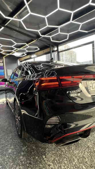 سلام عليكم 
للبيع كيا فورتي GT موديل 2023 🖤🧡
أعلى و أقوة فئة فوول مواصفات للأخير / رقم مميز 
رقم اربيل بأسمي شخصياً و هزة و فحص جديد
مكينة 1.6 تيربو كفالة كير و مكينة 
بيها فصلة و طلقات بلادي 
قطعتين صبغ فقط / ايرباك ستيرن 
ماشية 31 الف ميل مشي أمريكا
المواصفات :
١- بصمات دخول و تشغيل / تشغيل عن بعد
٢- فتحة سقف / سقف اسود كنتارا
٣- كشنات مختمة جي تي / تدفئة و تبريد
٤- رادارات من كل الجهات / مانع اصطدام
٥- كروز كنترول تفاعلي / نظام محافظة على المسار
٦-شاشة جبيرة / كاميرا و حساسات خلفية
٧- كار بلي و اندرويد اوتو 
٨- لايت امامي ليد و بك لايت ليد / دبل اكزوز
٩- قطعتين تبريد / تبريد بيانو
بعد هواي مواصفات معروف ال GT
السيارة جاهزة من كلشي صدر و حدادية و تايرات و حجر بيئة و كير و مكينة 
حادثها موضح بالصور مع المنشور
السعر 163 ورقة و بي مجال 
مكاني بغداد السيدية 🖤
***********
