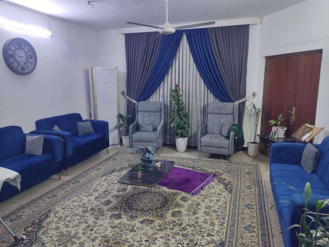 #دارللبيع
المساحة 130م
الواجهة 6.50×20
بناء كلاسك محدث بالكامل 
يحتوي على 
كراج+مدخلين
صالة ومطبخ +هول داخلي +حمامات عدد 3وغرف نوم  عدد 4
على شارع بعرض 15م الموقع الغزالية شارع البدالة  مربع سعاد النقيب 
للاستفسار الاتصال 
***********
او زيارة المكتب في الغزالية شارع البدالة مقابل الكوخ
مكتب  الهندسي للعقار
