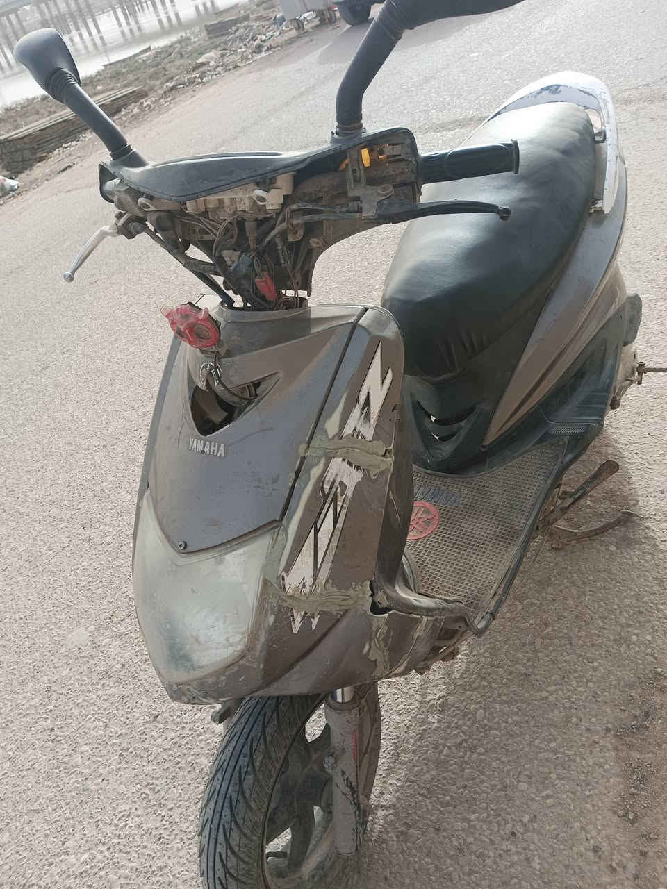 دراجه سكنس ياباني اصلي باب اول سرعه 140 دراجه متروكه حتى مصورها بترابها الدراجه نقره سلف بس الدراجه رادله ترتيب يعني اللي يشتريها يرتبها السعر 400 وبيها مجال الدراجه مفتوحه مره واحده تجفيت اصلي الشاير ما اشاير لايتات هورن كله شغال الدراجه توني مبدلها زوج تايرات الدراجه نظيفه بس الدراجه متروكه مكاني البصره قضاء القرنه حي السلام قرب جسر الانبوبي وهذا رقمي ***********
