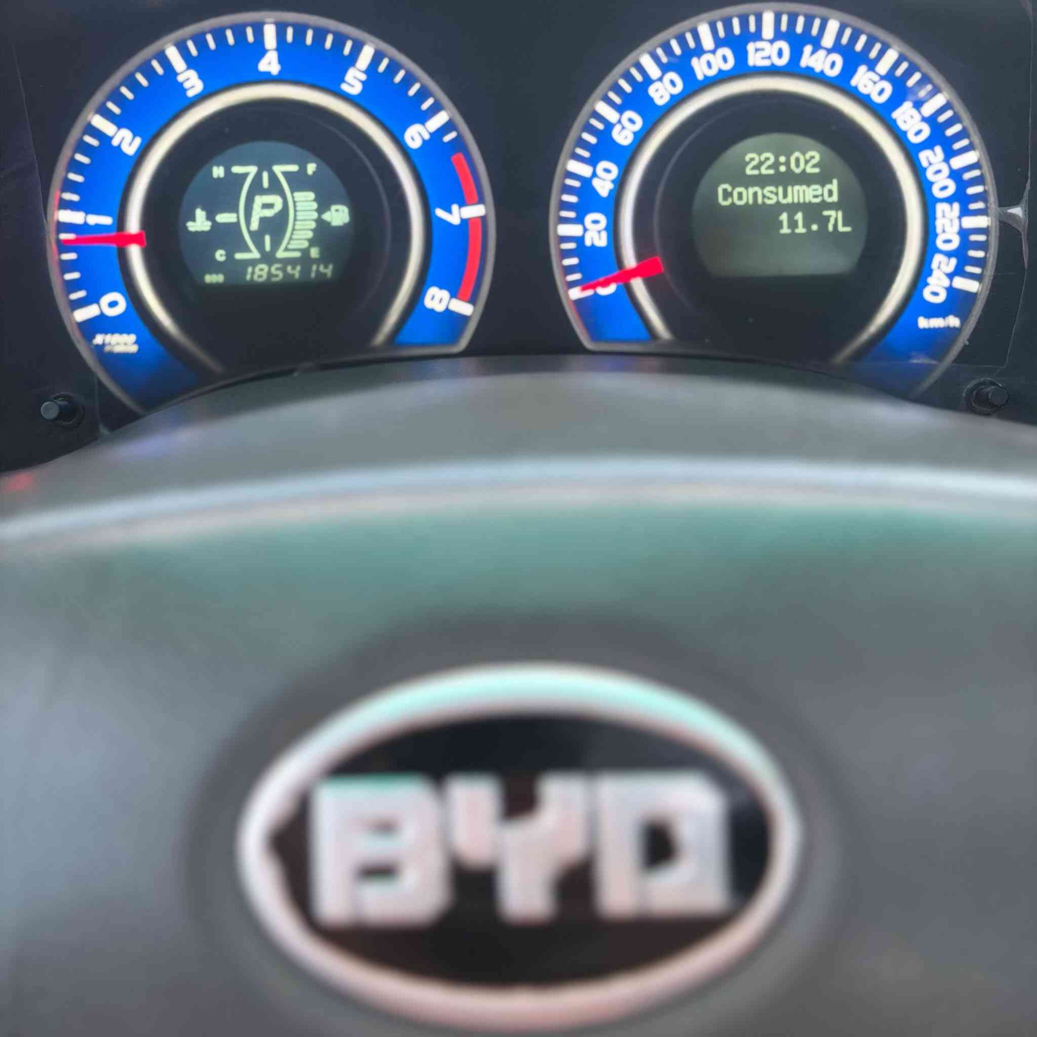 السلام عليكم سيارة بيع او مراوس
🔵 بي واي دي BYD G3 موديل 2016 🔵

رقم بغداد انگليزي السنويه للـ 2029 ، گير ومحرك بحالة جيدة
مواصفات : بصمه ، فتحه سقف ، شاشه ، كاميرا خلفيه ، دوشمه ، لايت زنون ، كهربائيات كلها شغاله ،

السياره بيها صبغ بابين ونفس البابين بيهن جراد حالياً ماريد احچي عليها اكثر تجي تشوف بعينك وتفحص وتقتنع وتــــــــــــــــــٌدلل

السعر : 65 ورقه
العنوان : بغداد / الشعب
الرقم : ***********
