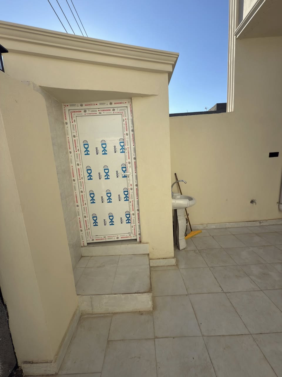 السلام عليكم
دار للبيع بناء حديث
المساحة 100م
طابق واحد صالة ومطبخ مشترك +استقبال+غرفة نوم+صحيات
سند 25
كامل خدمات
العنوان ديالى بعقوبة دور الزراعة الثالثة 
السعر63 مليون
مراجعة مكتبة جبل النور
او الاتصال ***********
