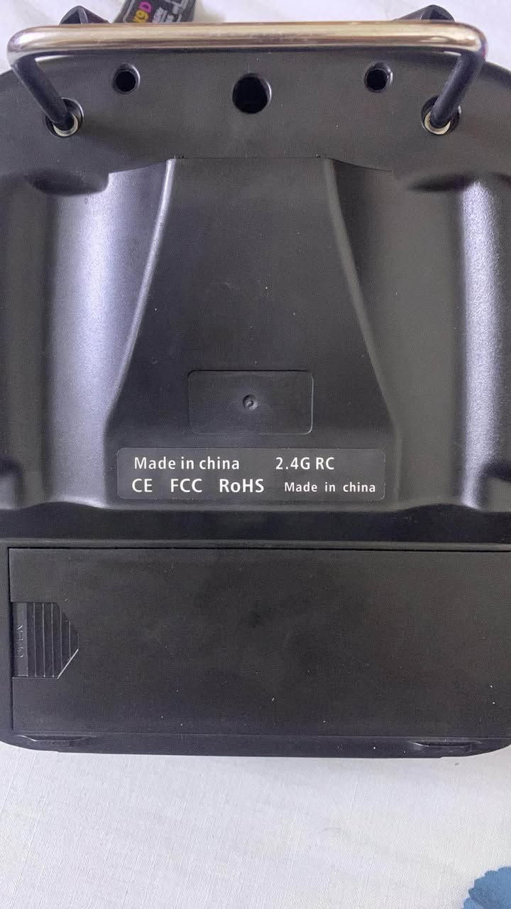 كونترول TTSRX X9D
عدد القنوات (Channels): يدعم 9 قنوات (تتيح التحكم الكامل بالطائرات، المسيرات الدرون، أو السيارات والقوارب اللاسلكية).

 الشاشة: شاشة ملونة رقمية واضحة تعرض معلومات الطيران، وحالة البطارية، والإشارات (الـ Telemetry).

 التردد: يعمل على تردد 2.4GHz المستقر ومضاد للتشويش.

 التحكم والدقة: يحتوي على جويستيك (Gimbals) دقيقة جداً مع مفاتيح تبديل (Switches) وبكرات (Knobs) علوية متعددة لتخصيص الوظائف.

 الأنظمة المدعومة: يحتوي على أنظمة طيران متعددة (Fixed-wing, Helicopter, Glider, Multi-copter).

📡 مواصفات جهاز الاستقبال (X9D Receiver) المرفق:

 الموديل: TTSRC X9D HV.

 التردد والتقنية: 2.4GHz بتقنية At-FHSS (قفز التردد العشوائي لمنع التشويش وتأمين الإشارة).

 دعم الفولتية العالية (HV): يتحمل جهد كهربائي عالي (High Voltage).

 الهوائيات: يحتوي على هوائي ثنائي (Dual Antenna) لضمان أطول مدى إشارة ممكن وبدون انقطاع.

 مكاني بغداد الكرخ
***********
خاص او واتساب

