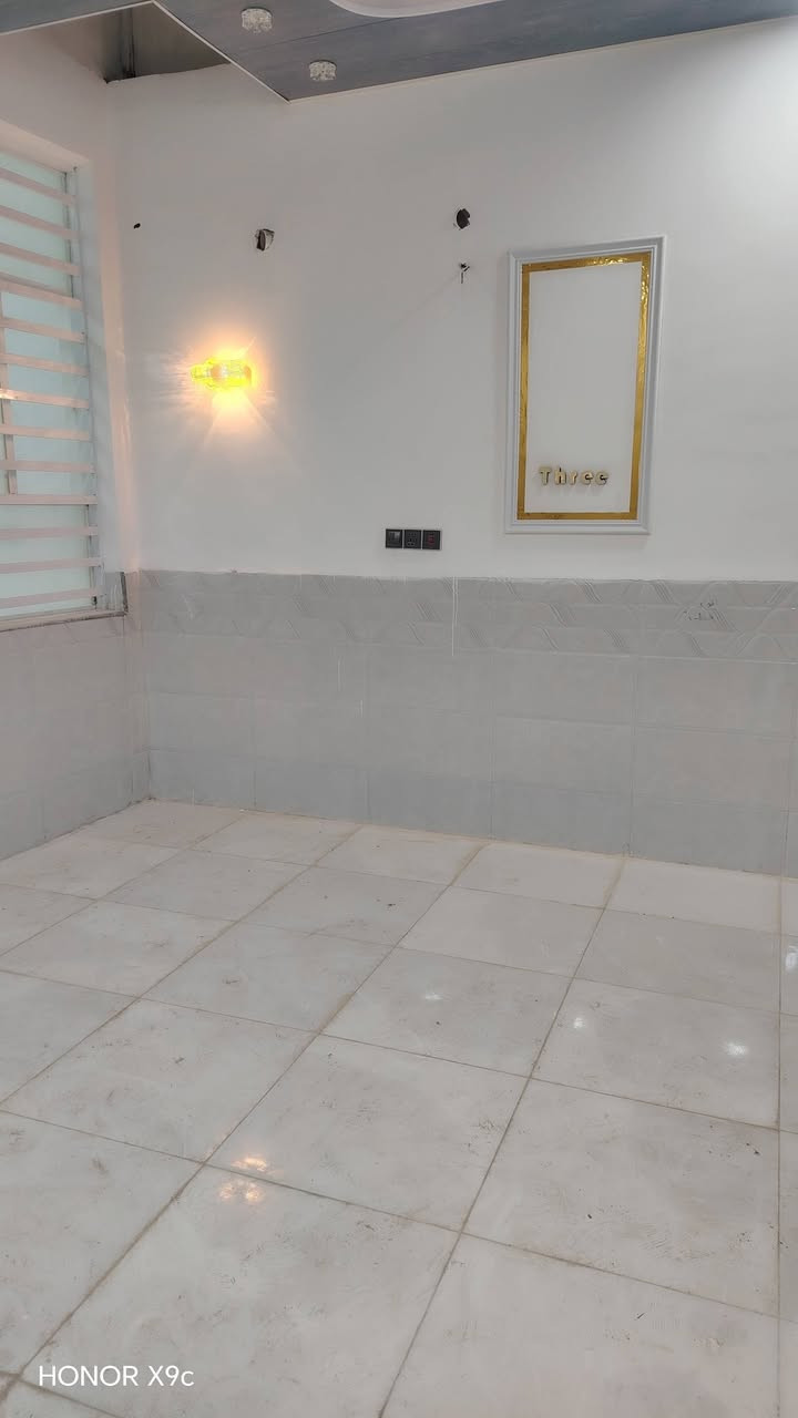 يعلن مكتب الاصدقاء للعقار ولمقاولات العامه

بيت البيع مساحته 100 متر طابوزراعي سند 25اقرار محكمه ثاني يوم بيت كامل ومفتاح🔑🔑🔑🔑🔑

بناء حديث /ساس وسقف صب مركزي البناء طابوك جمهوري ارضيات بورسلين جدران سيراميك هندي درجه 🌹🌹

الموقع نجف شرع الصب عمود 327 قريب عل شارع 🌷🌷

يتكون البيت من كراج /ستقبال /صاله /مطبخ /غرف نوم عدد2 /حمامات خارجيه و دخليه (جيب مهندس وفحص🌹🌹

الاتصال على الرقم (***********) واتساب
