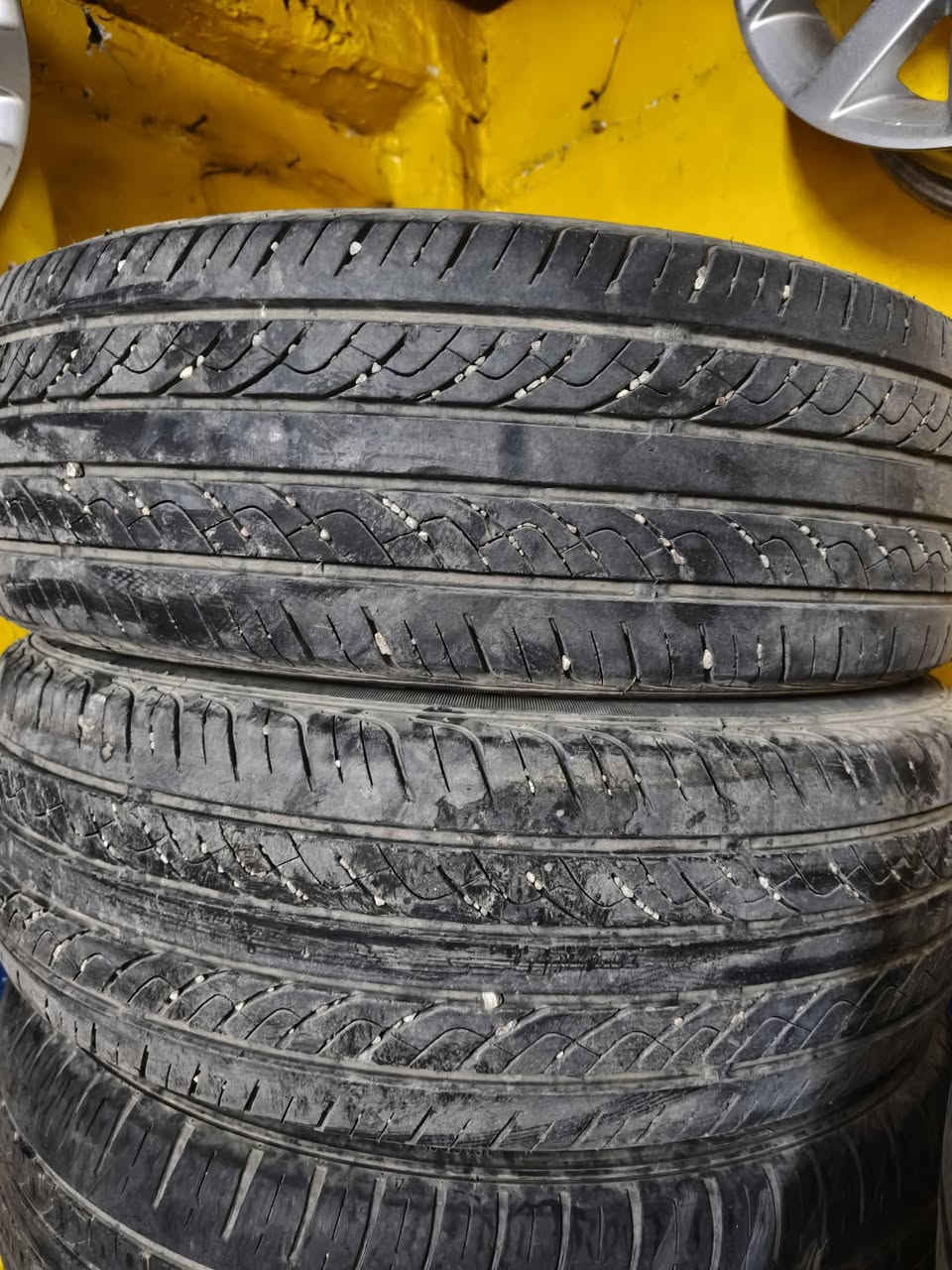 سلام وعليكم متوفر تايرات مستعمل 
حجم 14×70×185زوج سعرو 25
حجم 15×60×195زوج سعرو 25
حجم 15×65×185 زوج سعرو 25
حجم 15×65×195 زوج سعىو 25
العنوان موصل كراج شمال شارع بطاريات 
***********
***********
