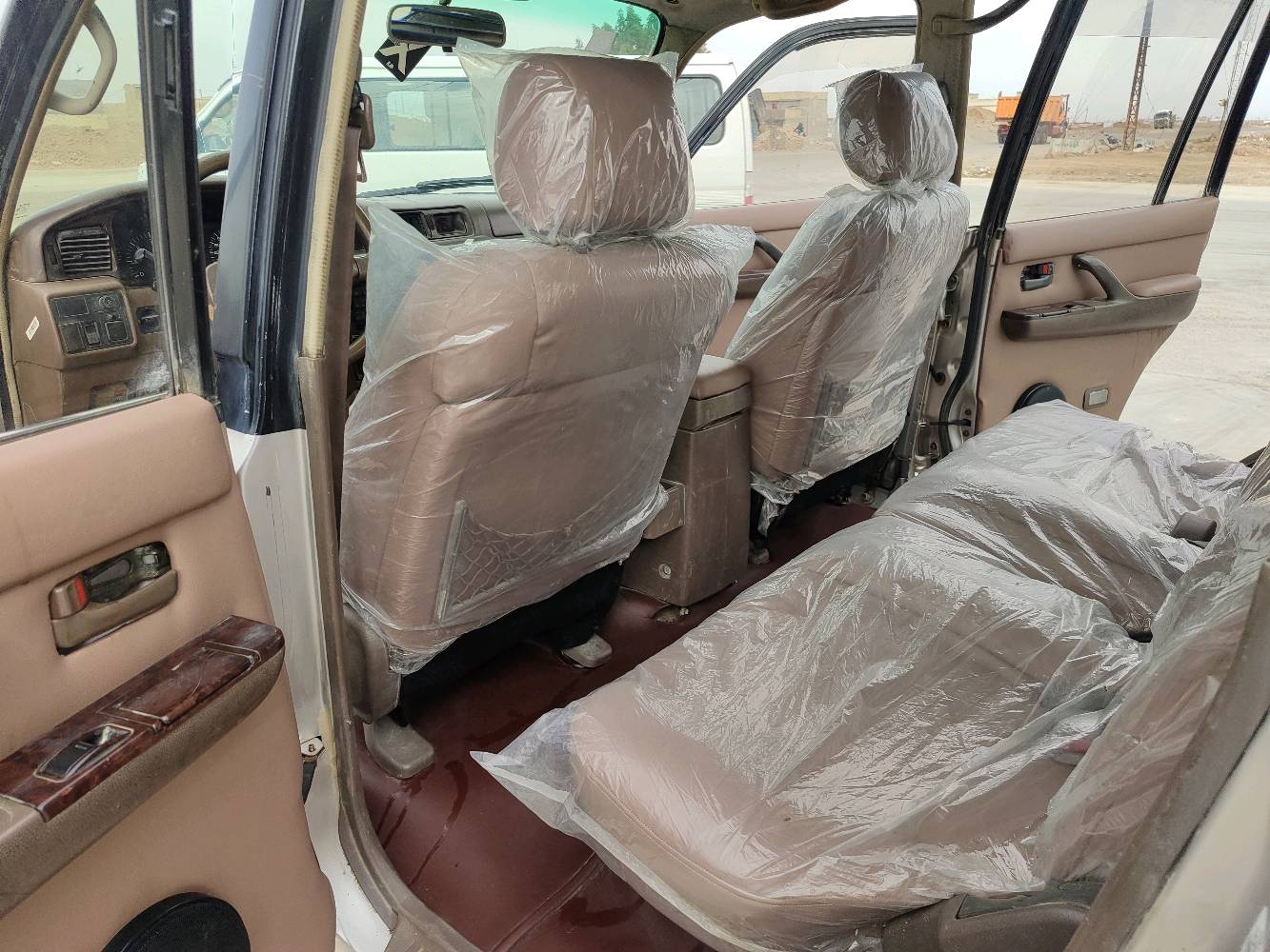 لاندكروز موديل 97 
رقم بغداد سنويه لل27 
مكينه بلاد 4500نوزل 
كير اوتماتيك 
دبل تانكي ودبل فيتبم 
دفع رباعي شغال 
غرفه معمره جديد فرشه كشنات بطاين كهربائيات كلهة شغاله فتحه شغاله السياره جاهزه بلاديه مامصبوغه بيهة جراد 
