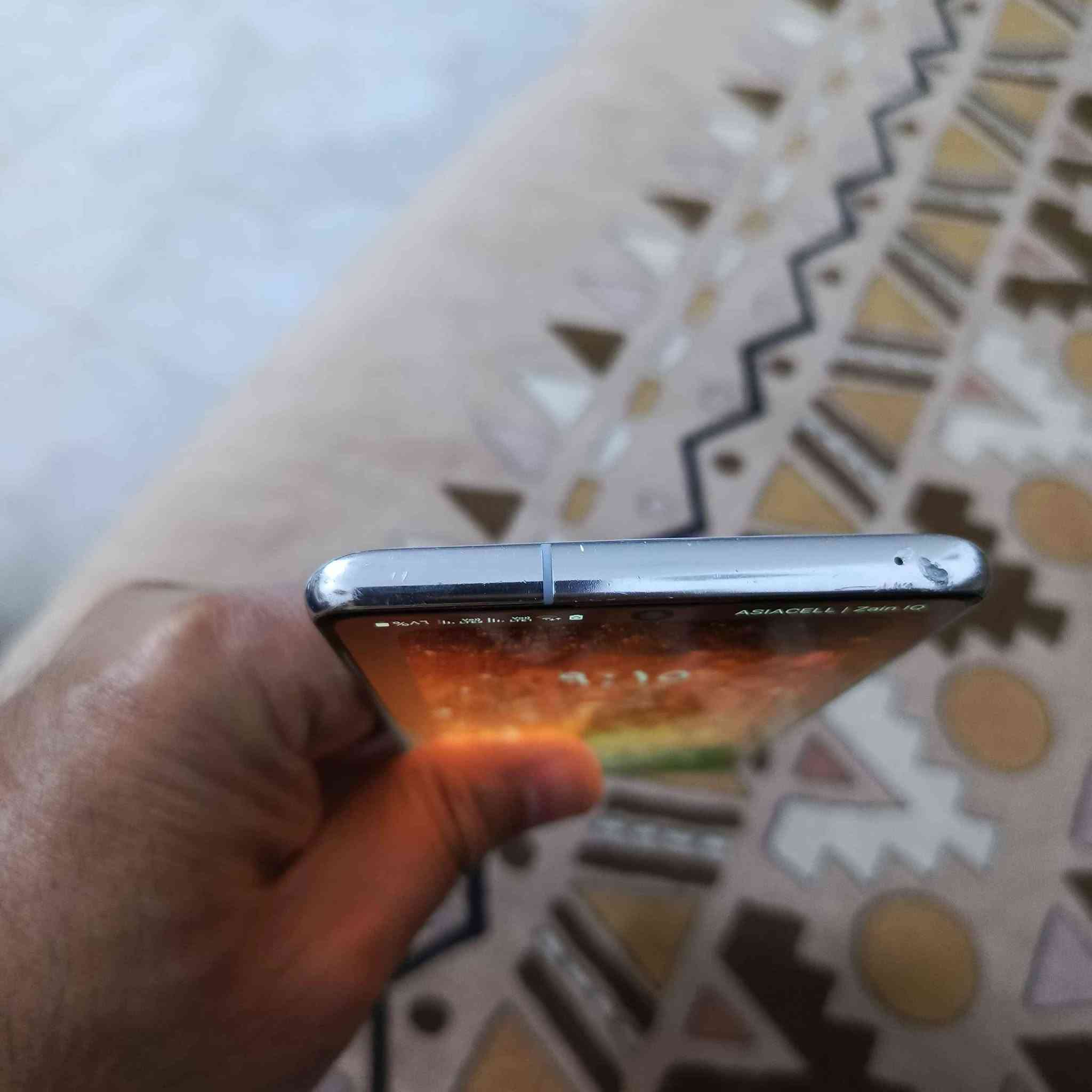 ذاكره 128رام 6جهاز نضيف بيه طبع خفيف مع شاحنه فقط السعر 175الاتصال*********** بغداد, العراق
