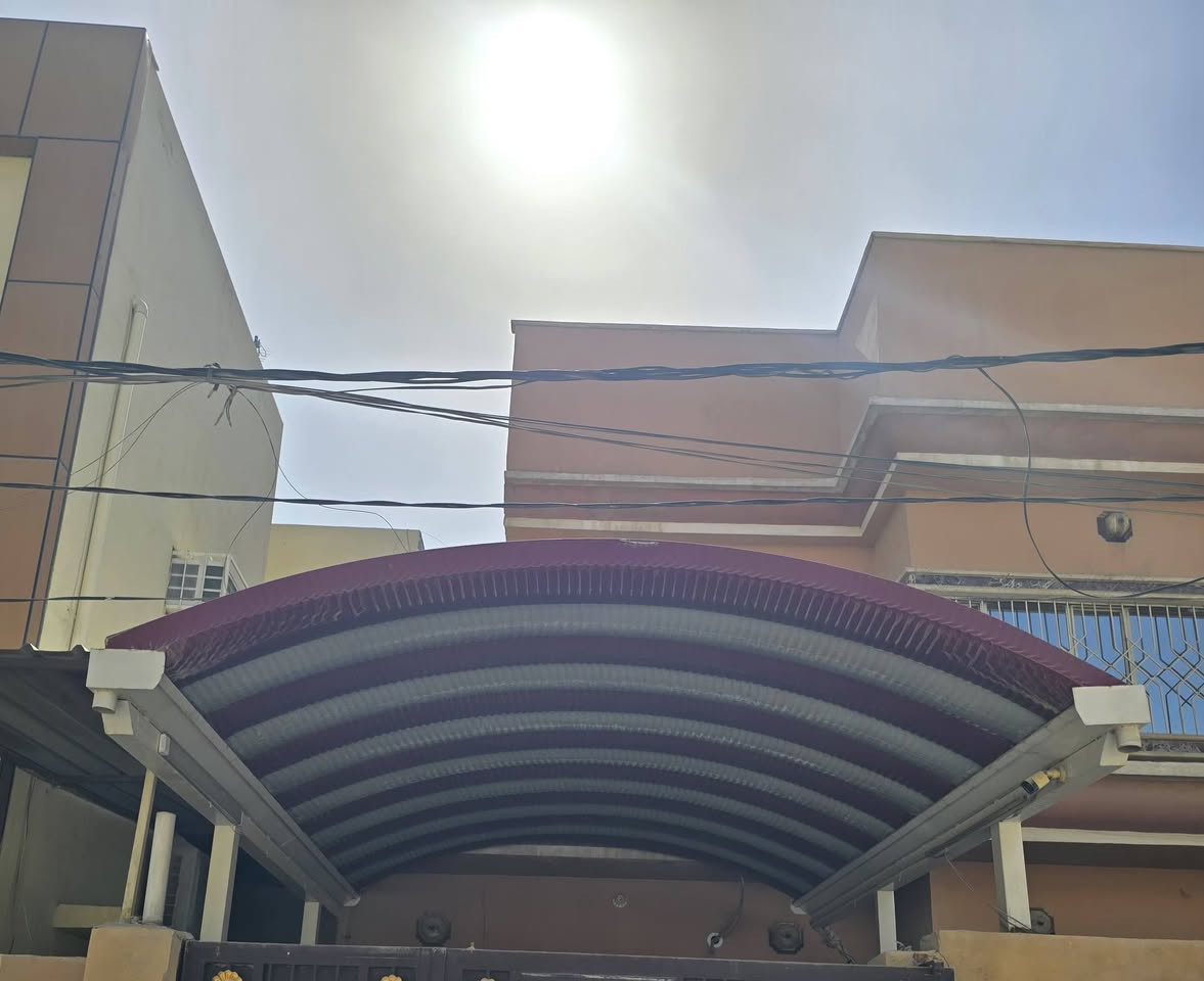 السلام عليكم سقيفة كيسبان شغل معمل فيض الغري بقياس العرض 3.8 متر وطول 4.6 متر و ارتفاع  2.6 متر للبيع مكاني مركز الحلة .


**إذا كنت صاحب هذا الإعلان وتريد حذفه لأي سبب، رجاءا أرسل رسالة إلى الدعم الفني**