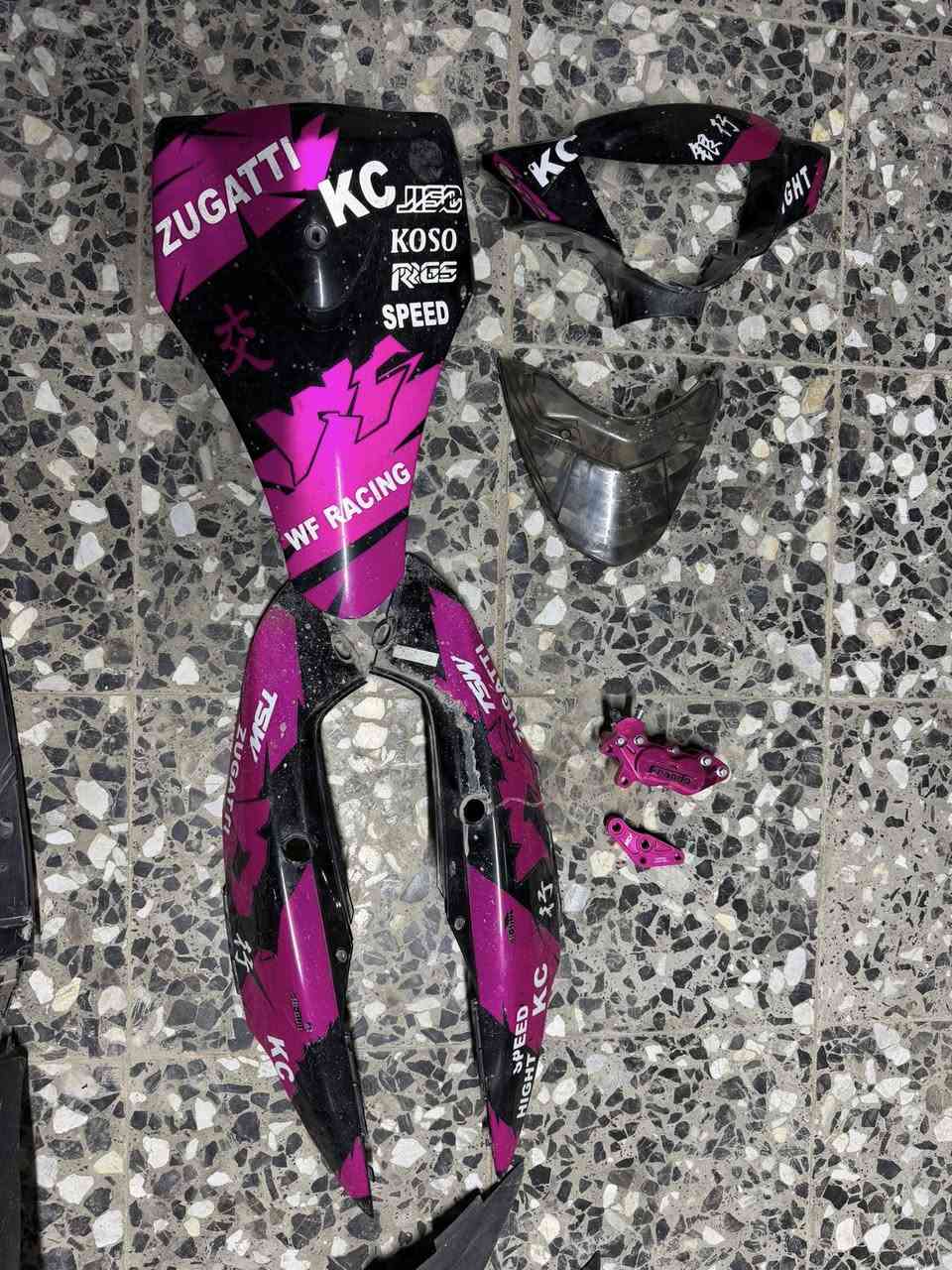 السلام عليكم ♥️
1-سواد ماكس عدله كامل مختم🖤
2-كفرات بلاديه مختمه و موشمات🖤
3-فج فرندو وردي او كرزي جديد🩷
4-كصه سوده بلاديه مختمه🖤
5-تطواله NCY ورديه🩷
6-جامه بك لايت نفطيه🩶
7-عداد اكتروني جديد🩶
8- ويل خلفي RBM اسود و اطار ستيل هو والتاير🖤
مكاني كربلاء حي العباس الفرع الاول♥️
***********♥️
