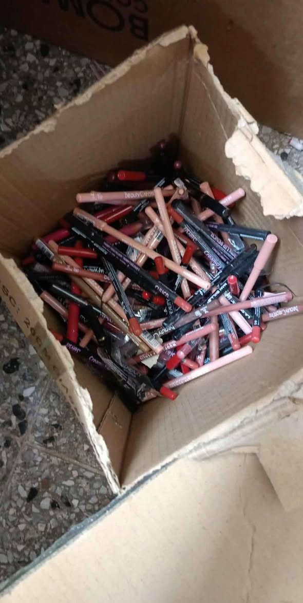 كارتونة. مكياج.  كله. ماركه.   ب ١٥٠الف.  الحجز. واساب.  فوك ٣٠٠قطعه.   ***********
