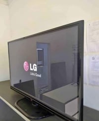 شاشة LG الحجم 42 بدون انترنيت  ضذ كسر صناعة كورية نظيفة جداا السعر 100...