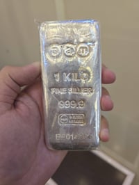 كيلو فضة للبيع سام نقاء ٩٩٩.٩  السعر ٧ مليون   المكان بغداد للتواصل خا...