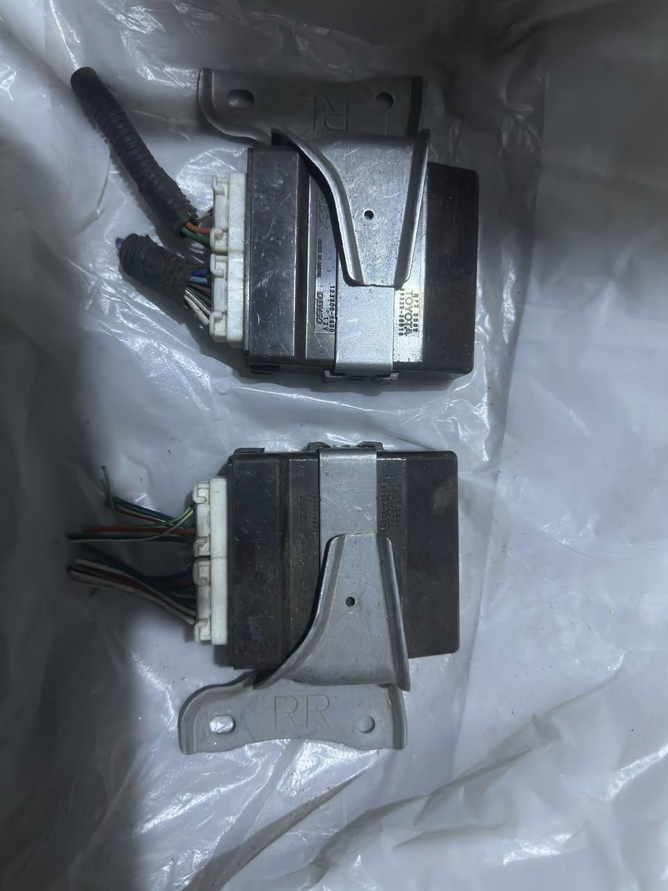 عقول عدد ٢ لكزس تيوتا دينسو مال ABSتفصيخ مع الفيش سعرهن ٦٠ الف متوفر توصيل ***********
