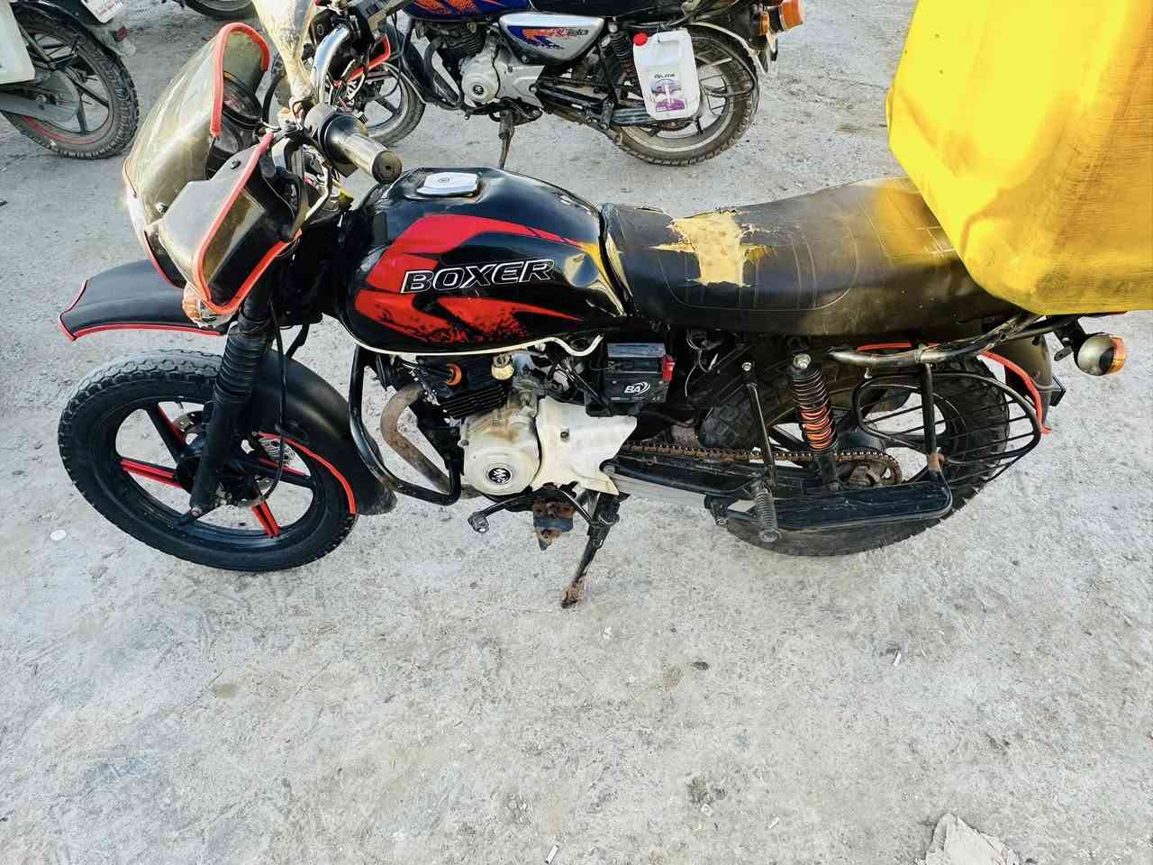 دراجة بوكسر للبيع موديل 2023 الدراجة طالعة من التجفيت جديد جفتتها يم مجمع الأخوين مكان الدراجة بغداد شهداء السيدية السعر 750 وبيها مجال يرادلها ترتيبات بسيطة رقم الموبايل ***********
