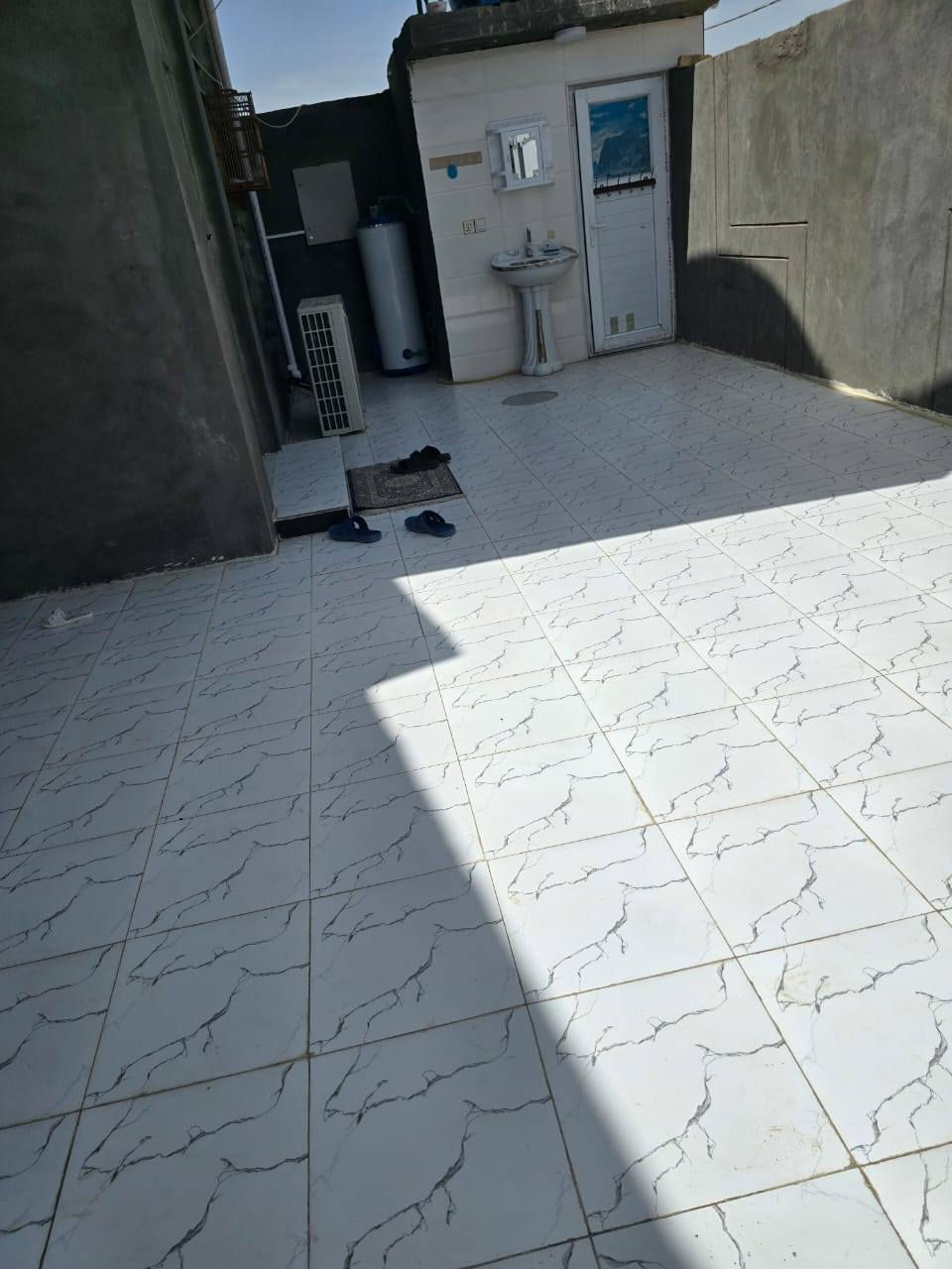 بيت جديد للبيع على طريق السنيه سياحي مساحته 600م قريب على شارع رئيسي خدمات كامله بناء 4غرف وصاله ومطبخ واستقبال وحمام طارمه حلوه تفاصيل أكثر على رقم ***********
